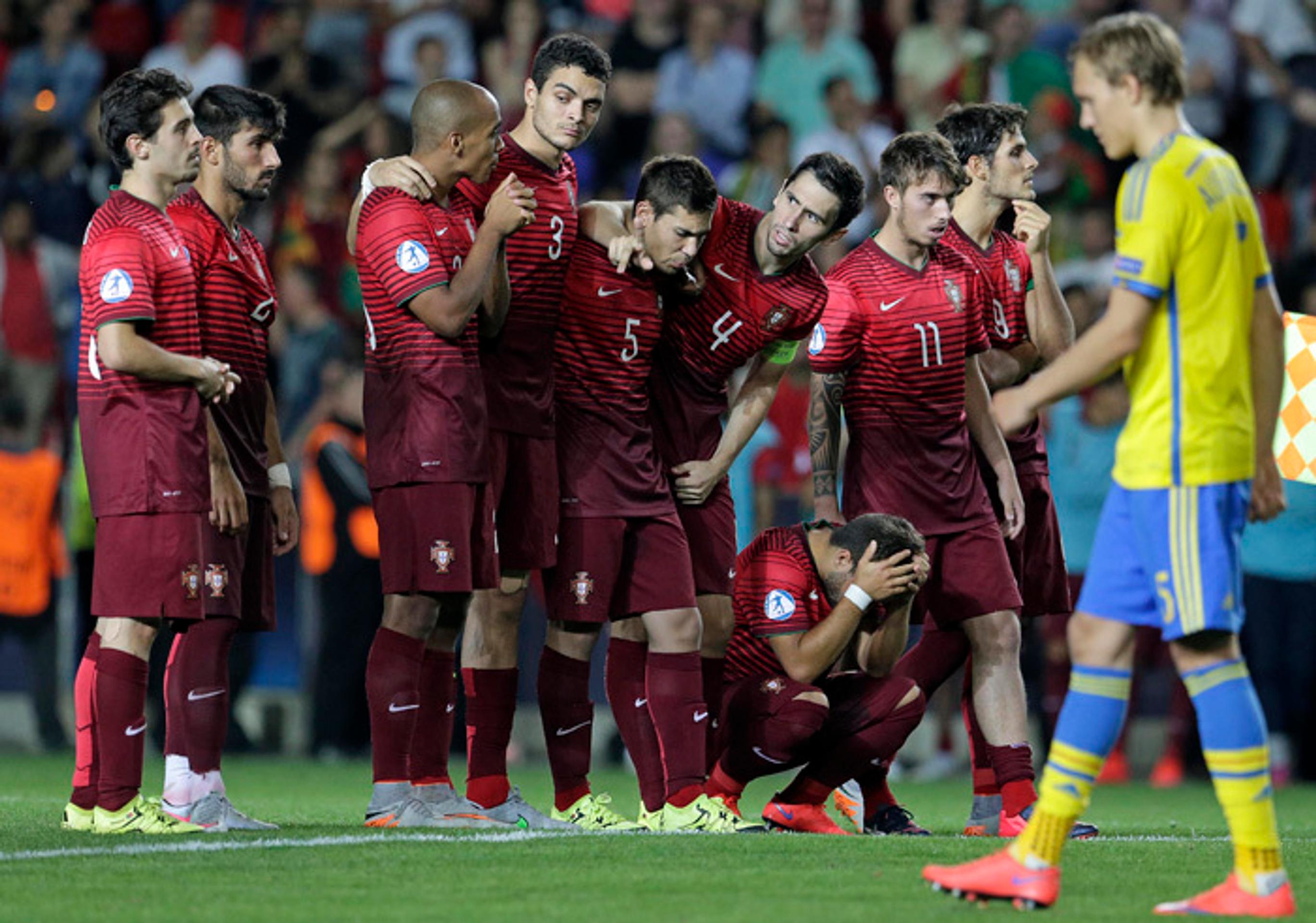 Smutní portugalskí hráči po prehre so Švédskom na ME 21.