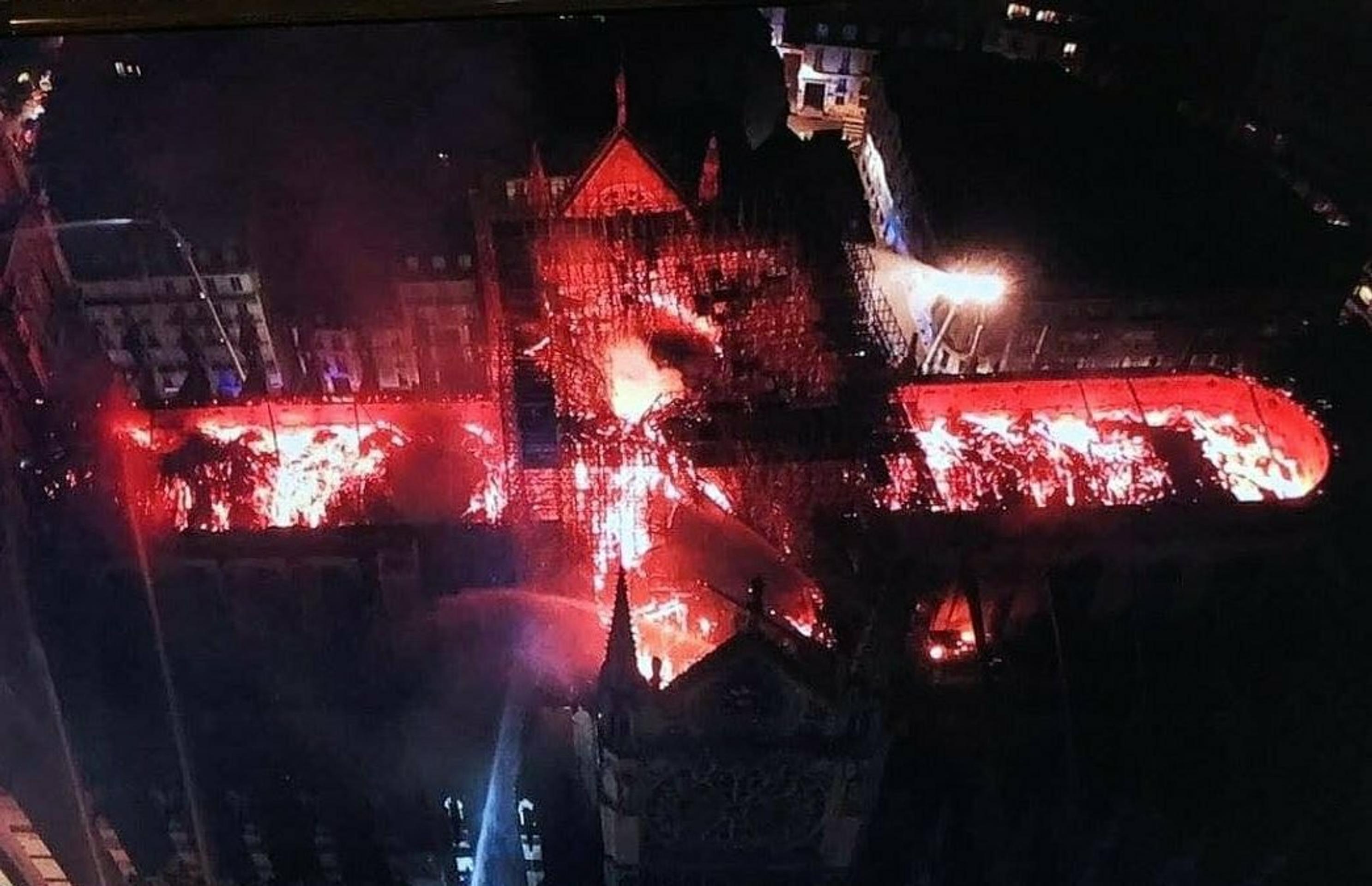 Paríž v smútku pri požiari katedrály Notre-Dame