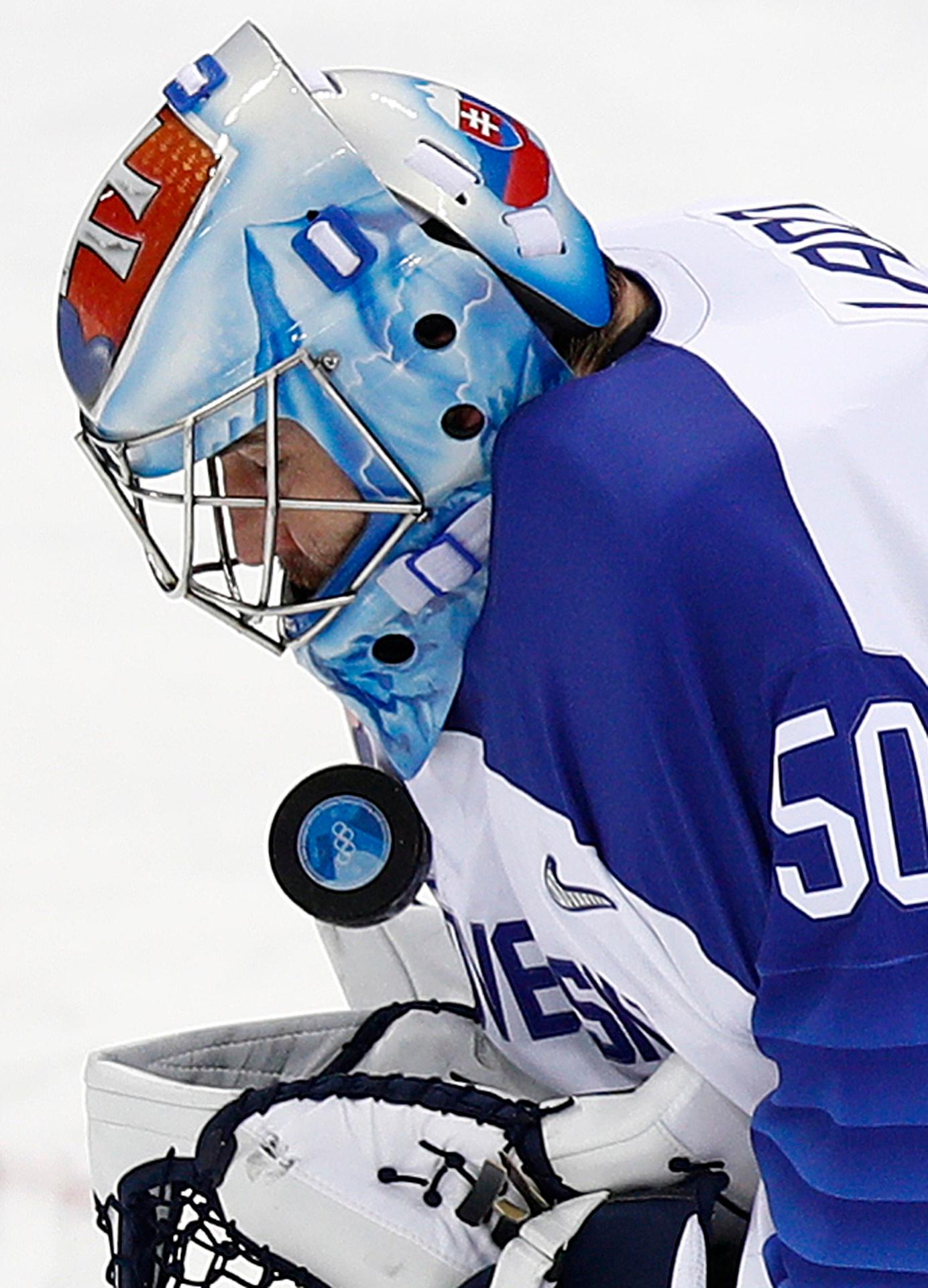 Gólman Slovenska Ján Laco chytá puk v osemfinále ZOH 2018 proti USA.