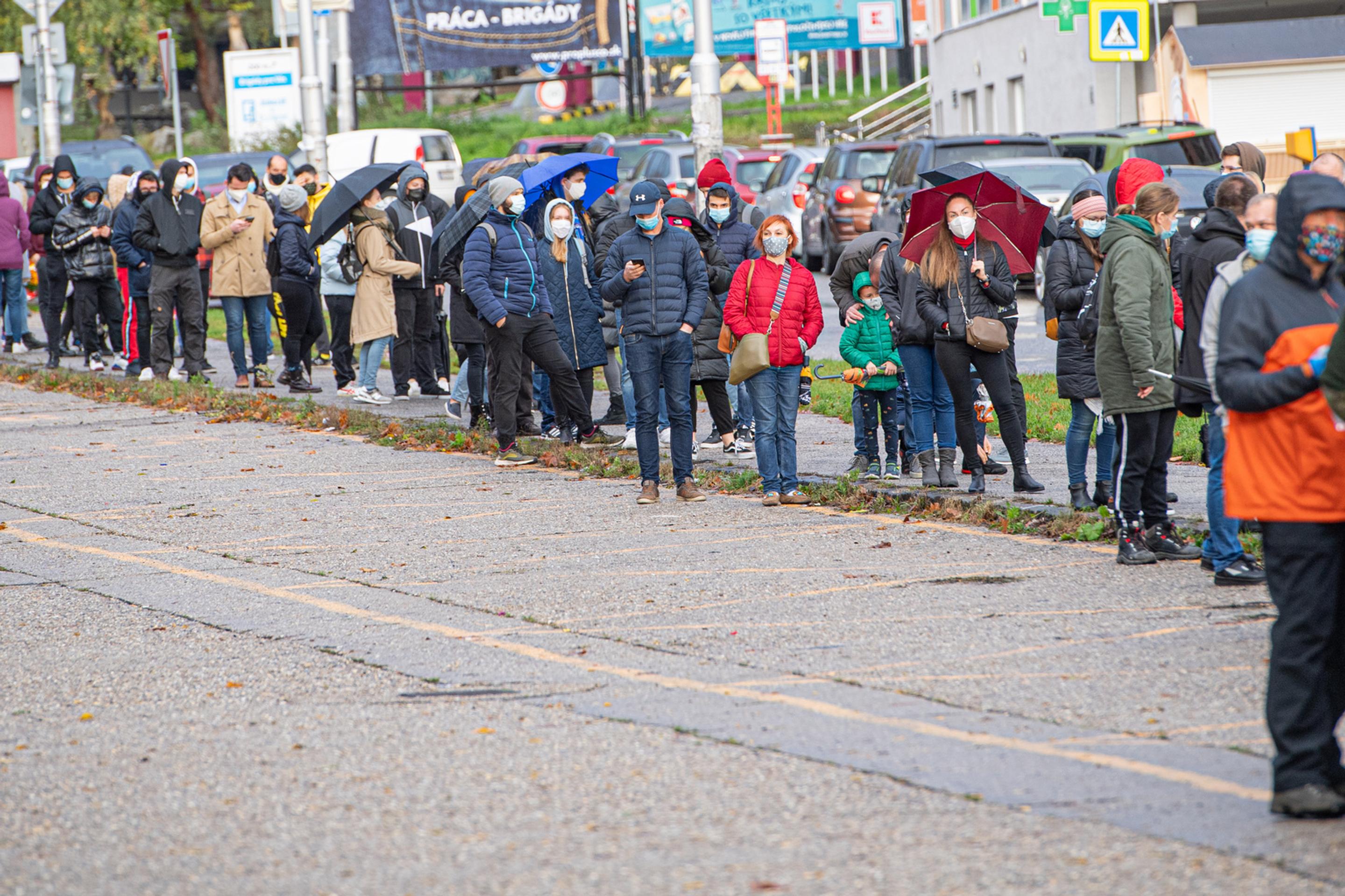 Na snímke ľudia čakajú na testovanie v trenčianskej tržnici.
