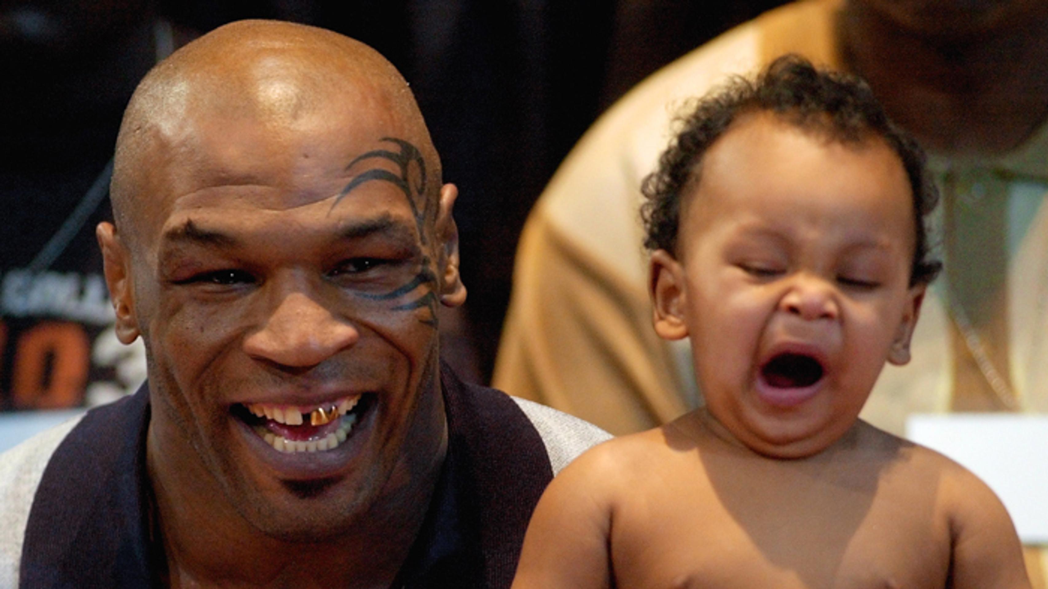 Mike Tyson a syn Etienne na archívnej snímke z 20. februára 2003.