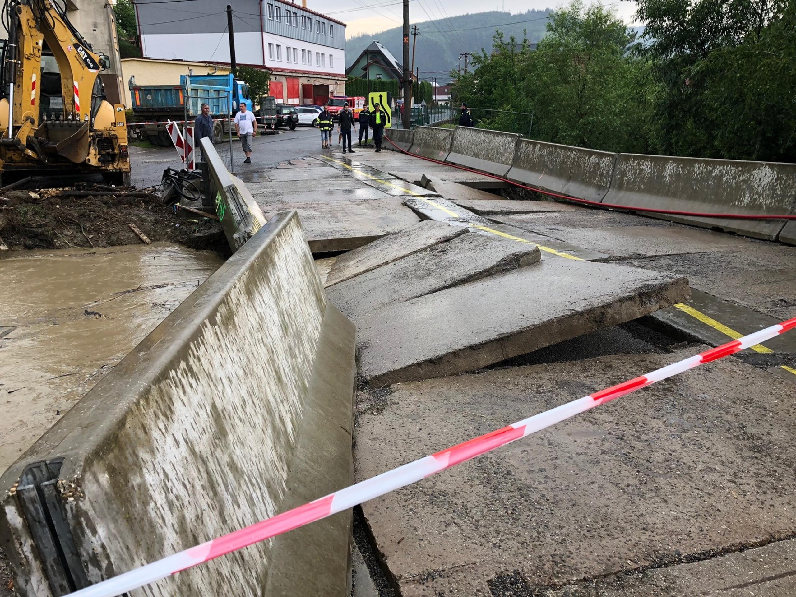 V Kysuckom Lieskovci voda strhla most.