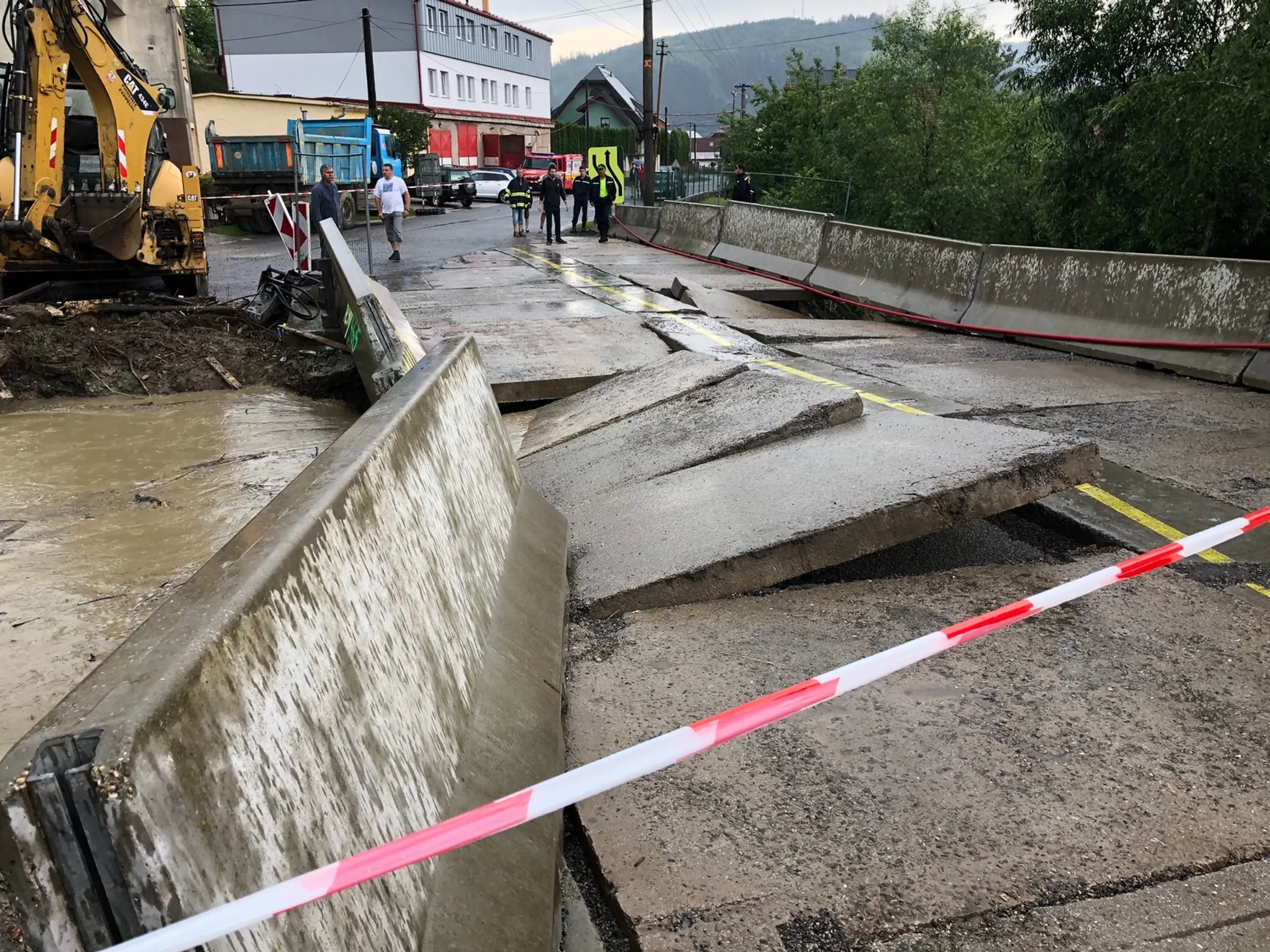 V Kysuckom Lieskovci voda strhla most.