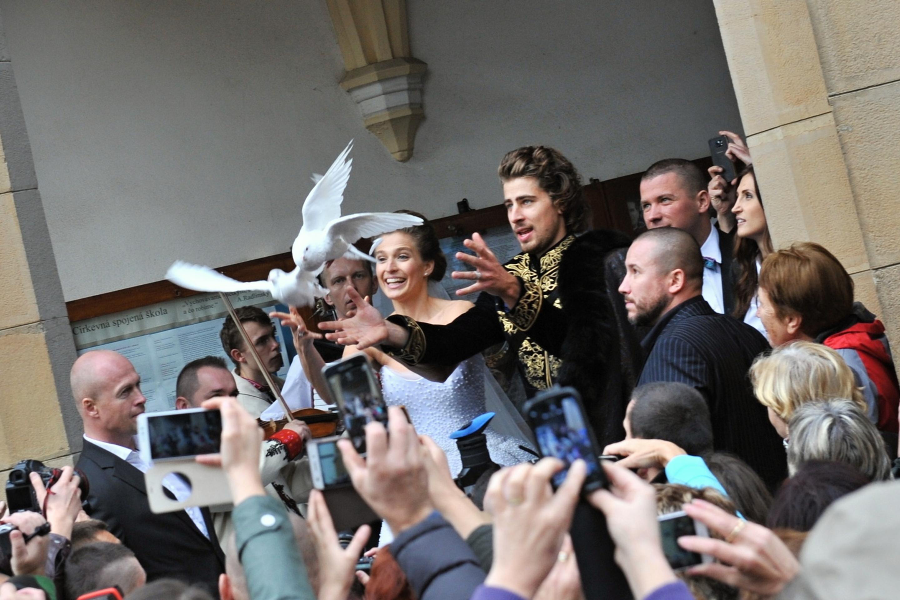 Peter Sagan a manželka Katarína vypustili holubice po obrade v kostole v Dolnom Kubíne. 11. novembra