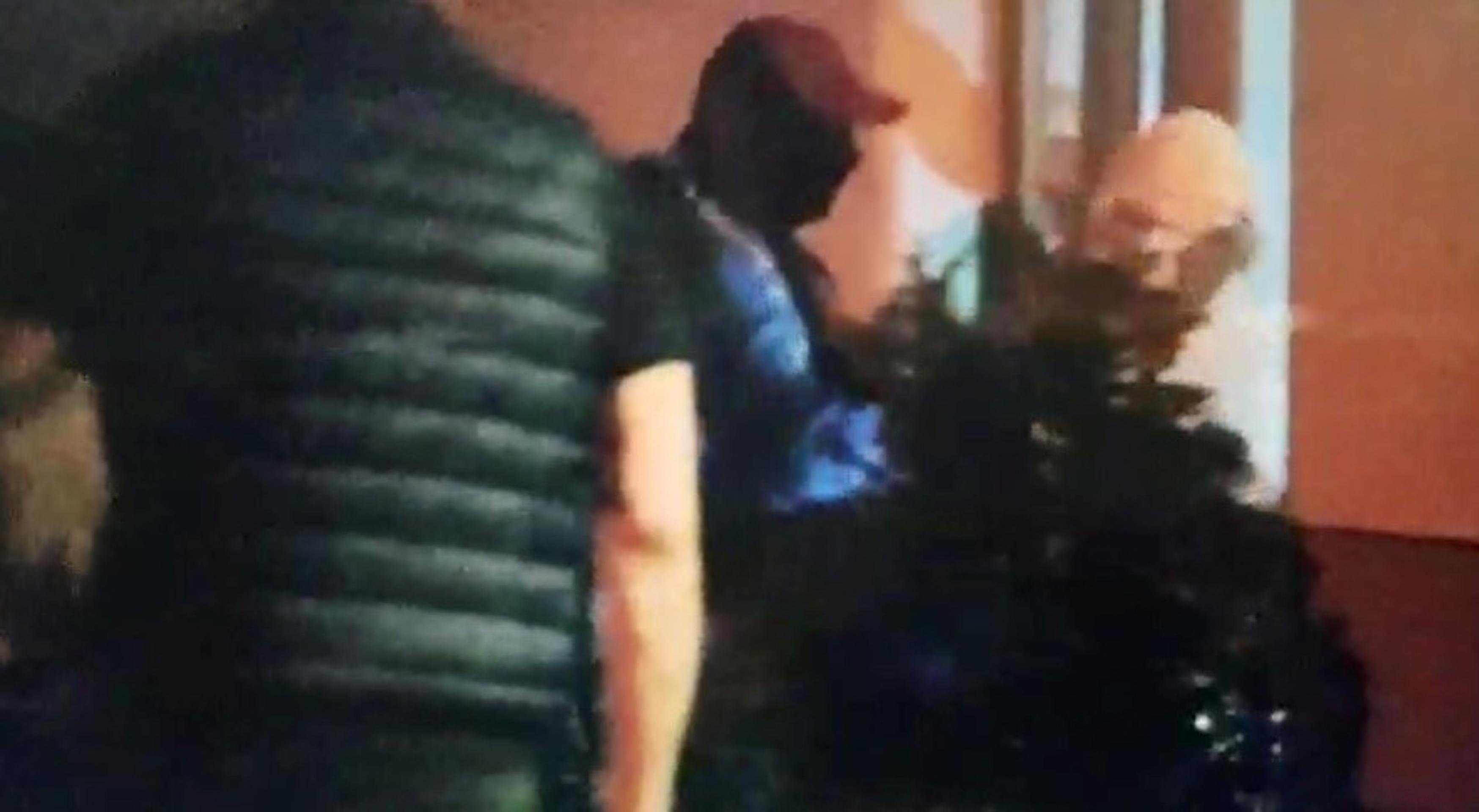 Podozrivý v sprievode policajtov vchádza na záchranársku stanicu.