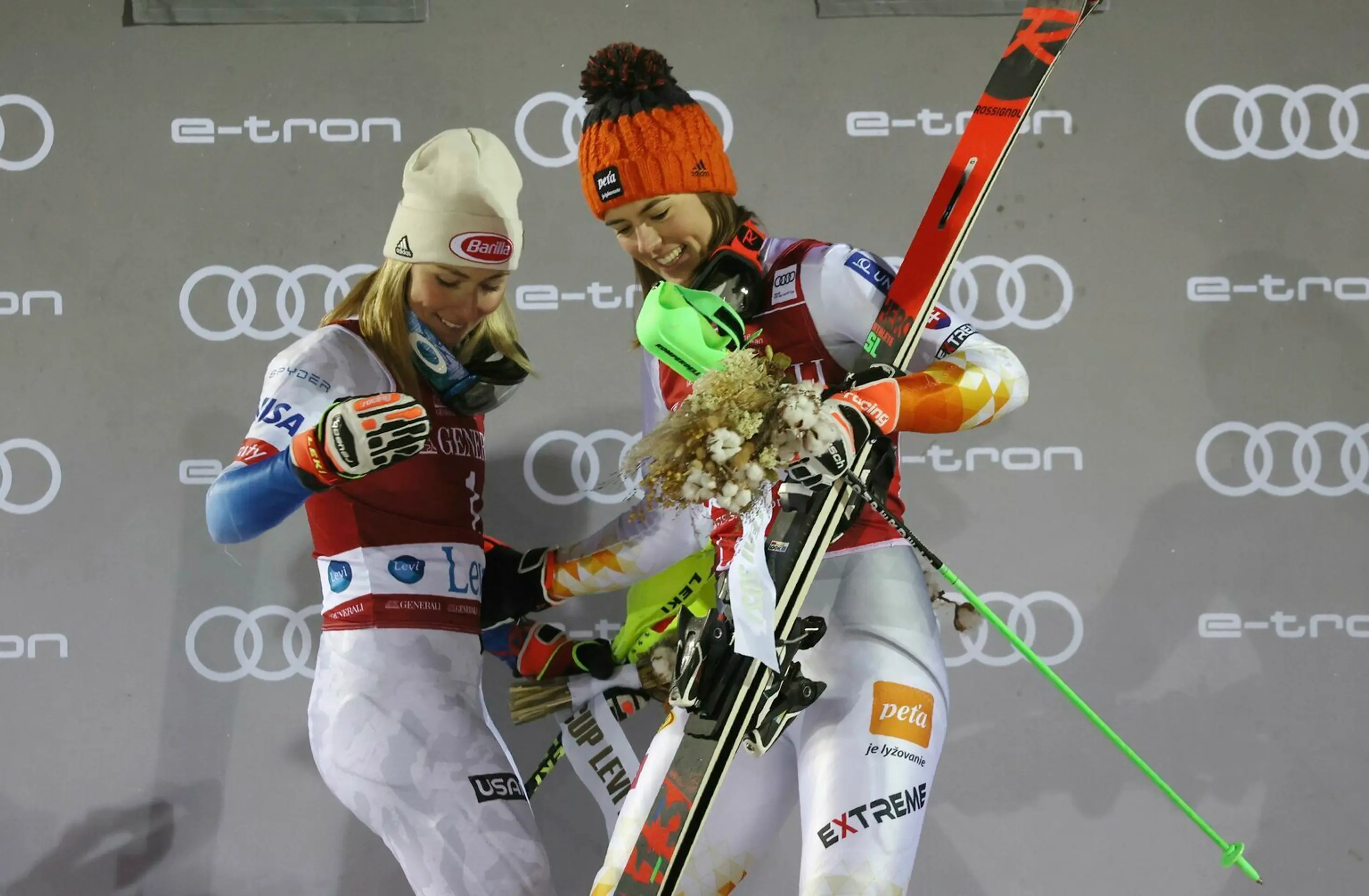 Aplské lyžiarky, sprava Petra Vlhová a Mikaela Shiffrinová na pódiu po slalome v Svetového pohára v Levi.