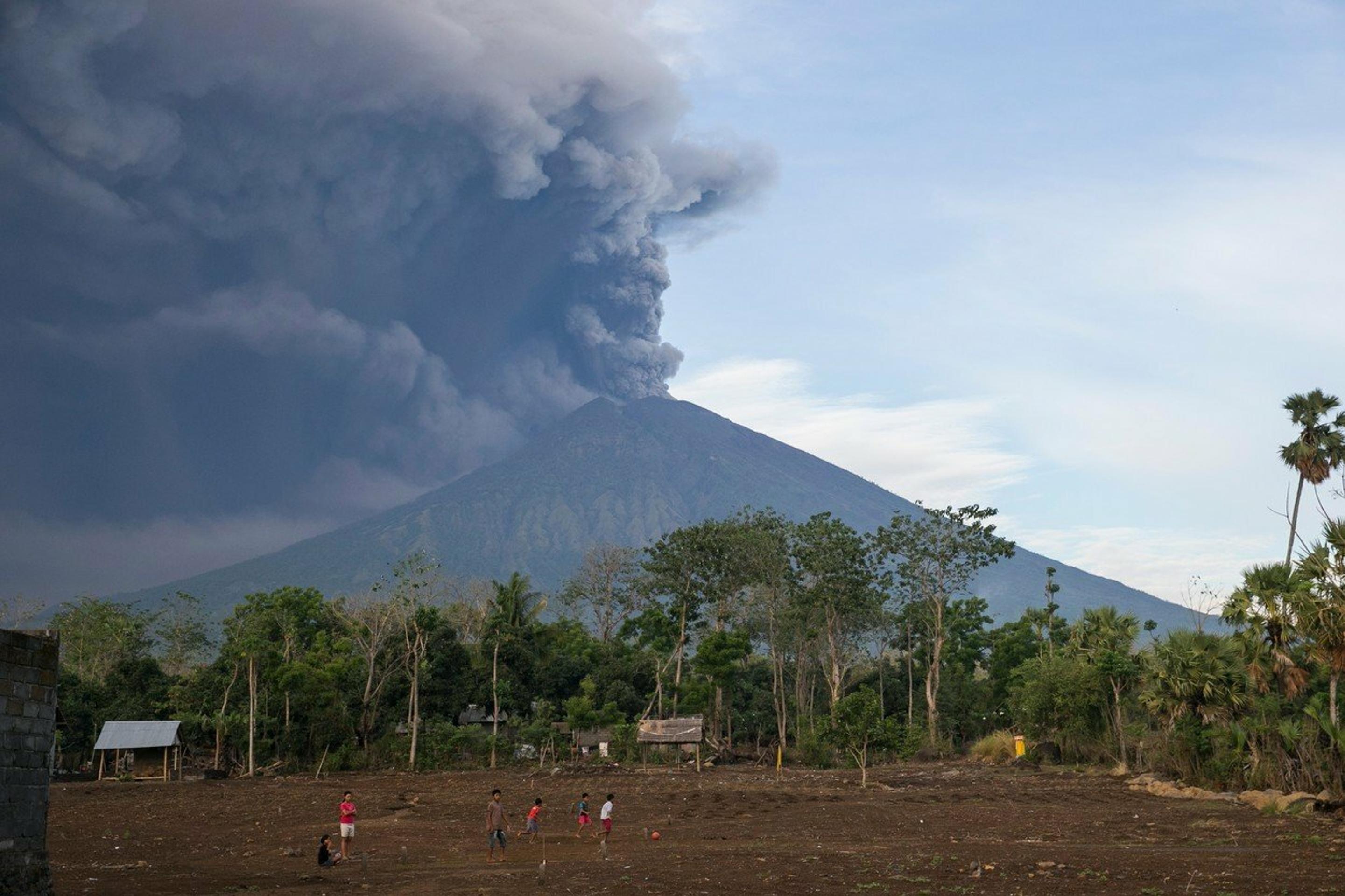 Dominik Bartečko a hviezda NHL Roman Josi.
