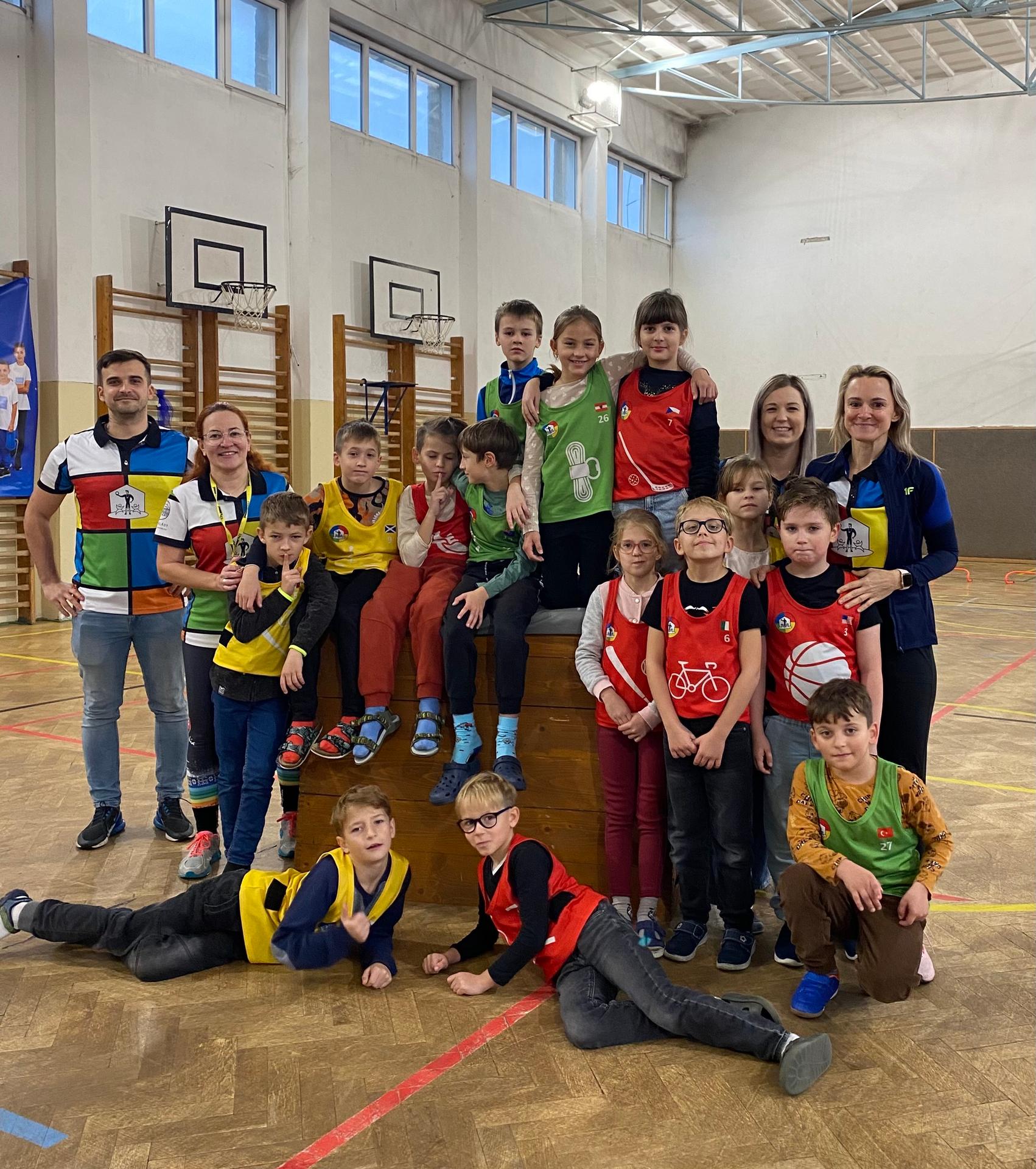 Telocvik robí zábavnou formou.