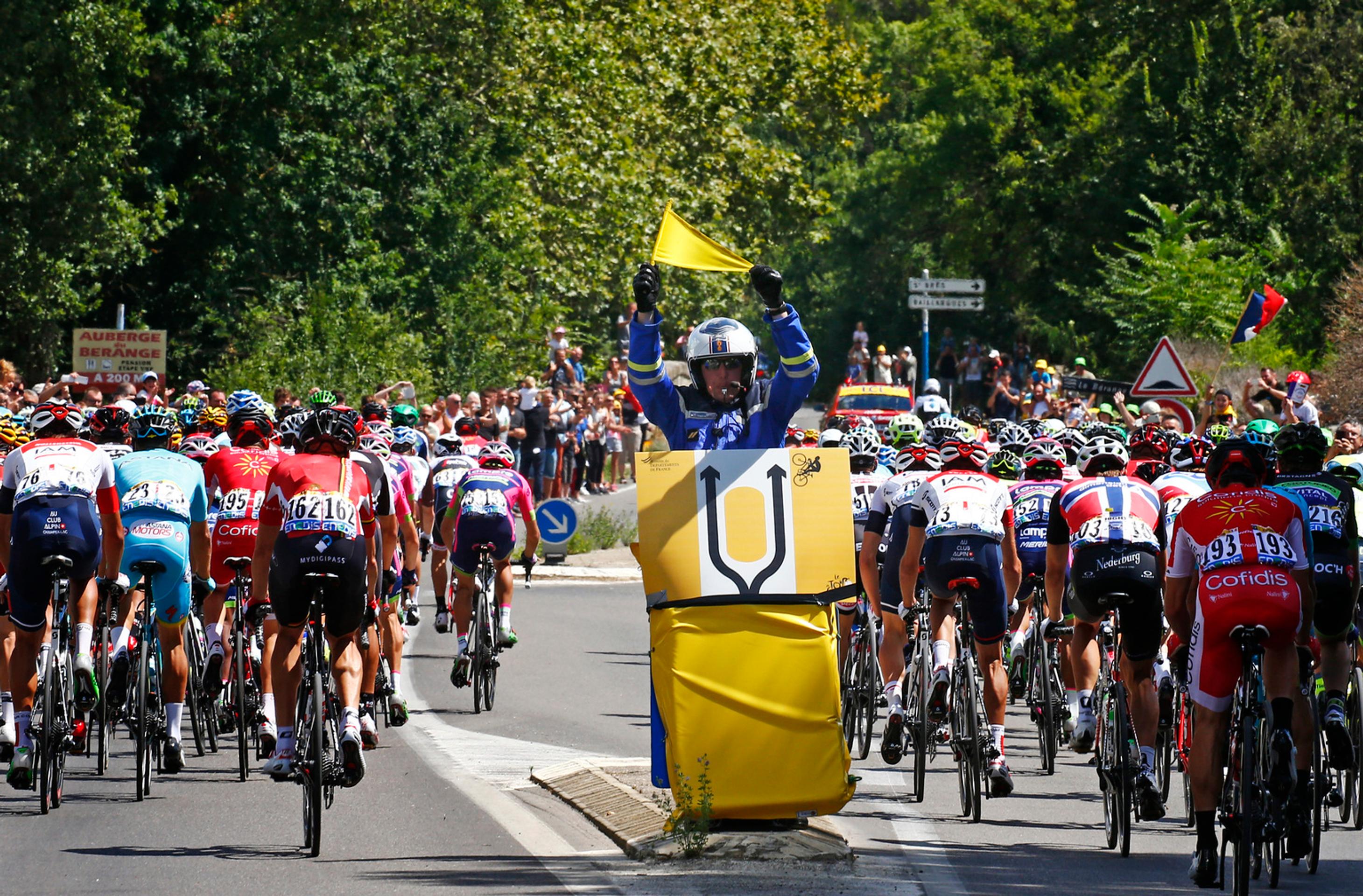 Policajt dohliada na bezpečnosť počas pretekov