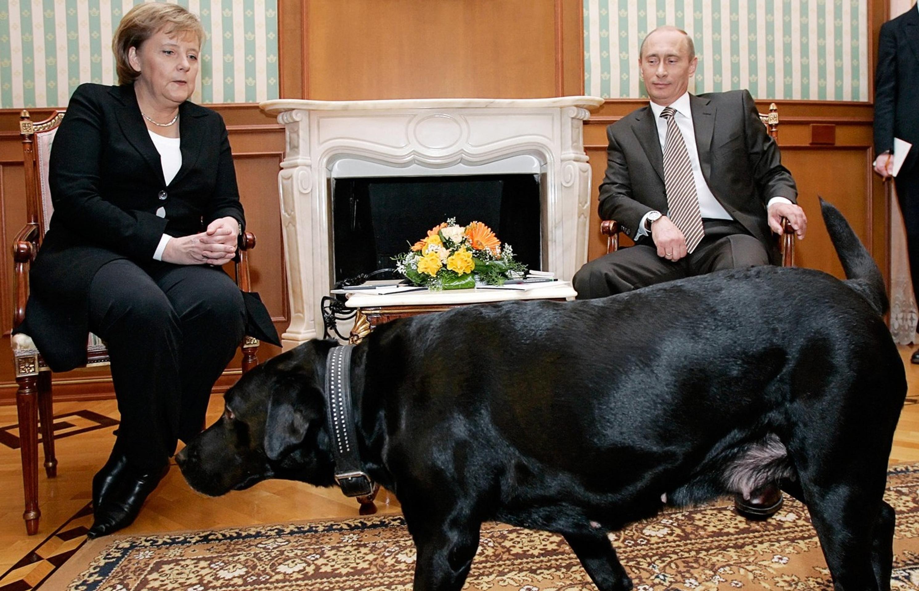 Angela Merkelová a Vladimir Putin počas stretnutia v Soči v roku 2007.