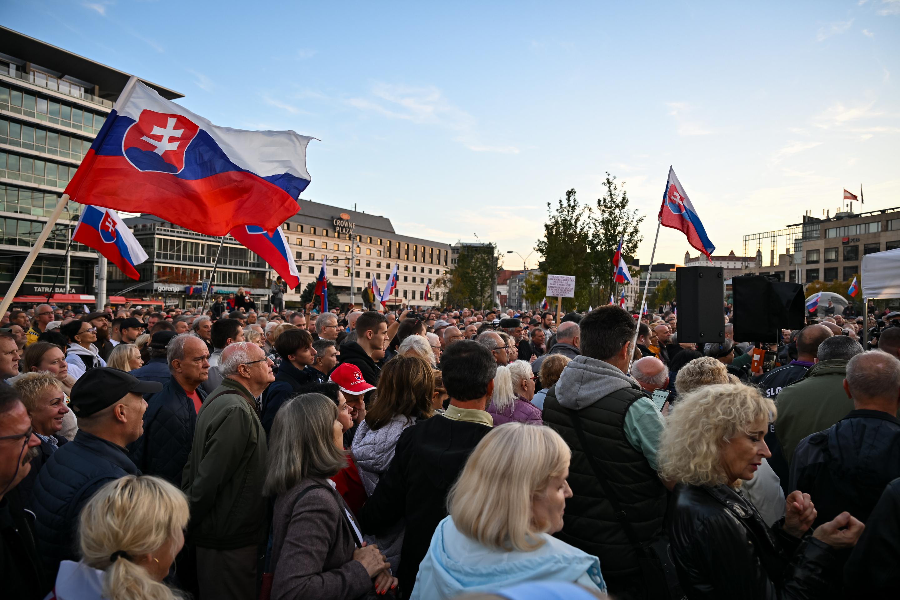 Účastníci verejného zhromaždenia na podporu Rudolfa Huliaka pred Prezidentským palácom.