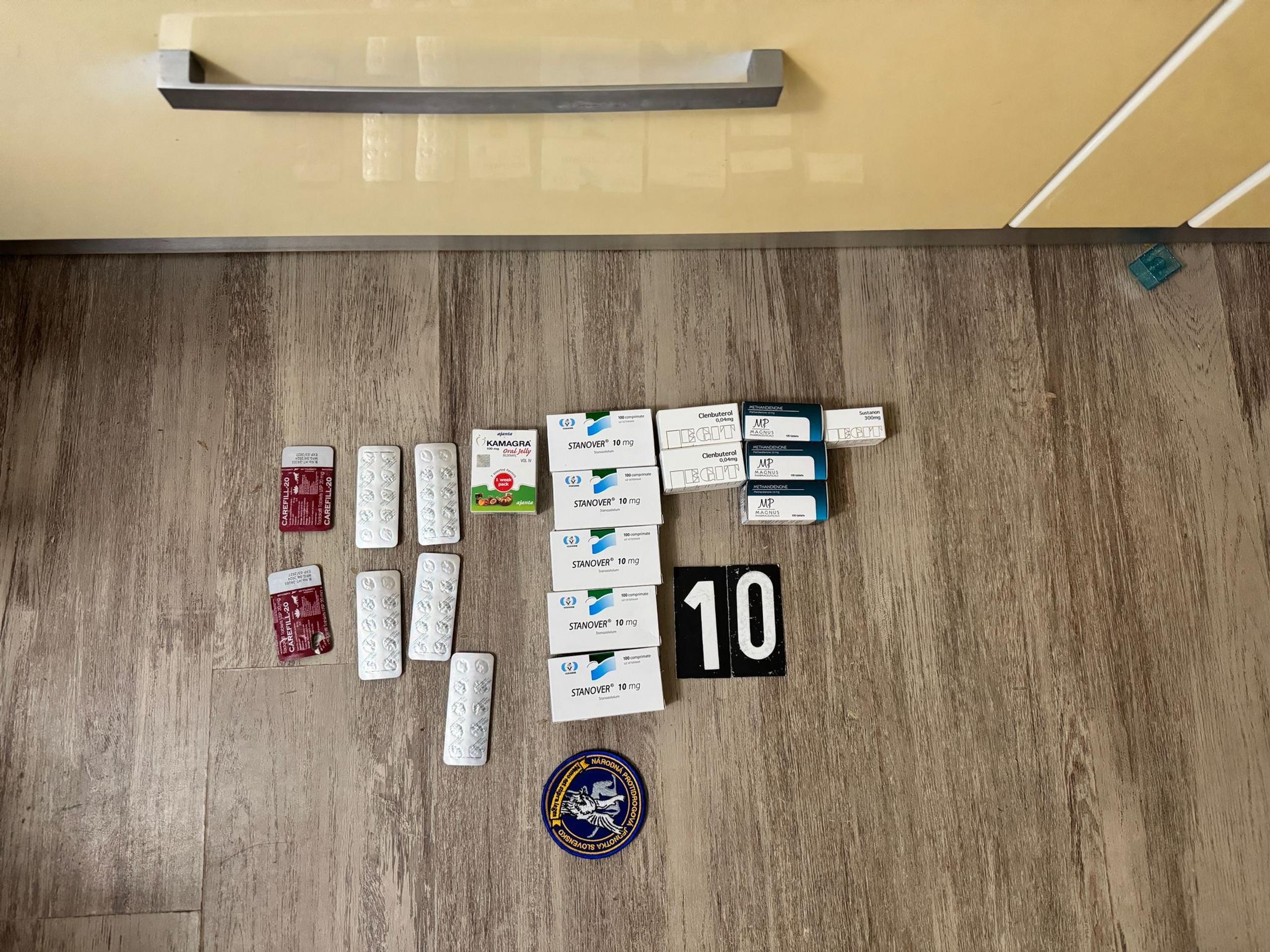 Policajti pri domových prehliadkach zaistili veľké množstvo zakázaných látok