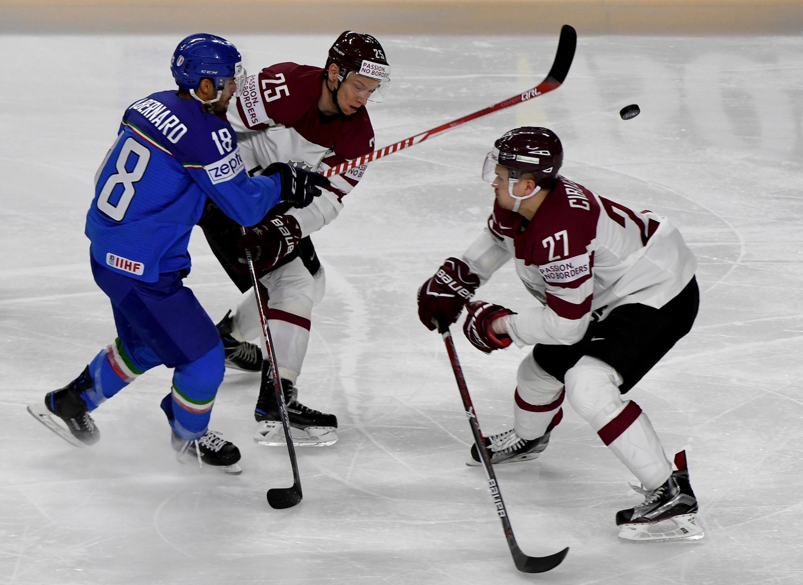 Slovinec Alexander Bonsaksen (druhý sprava) bojuje o puk s Nórom Kristianom Forsbergom (vpravo) na MS 2017.