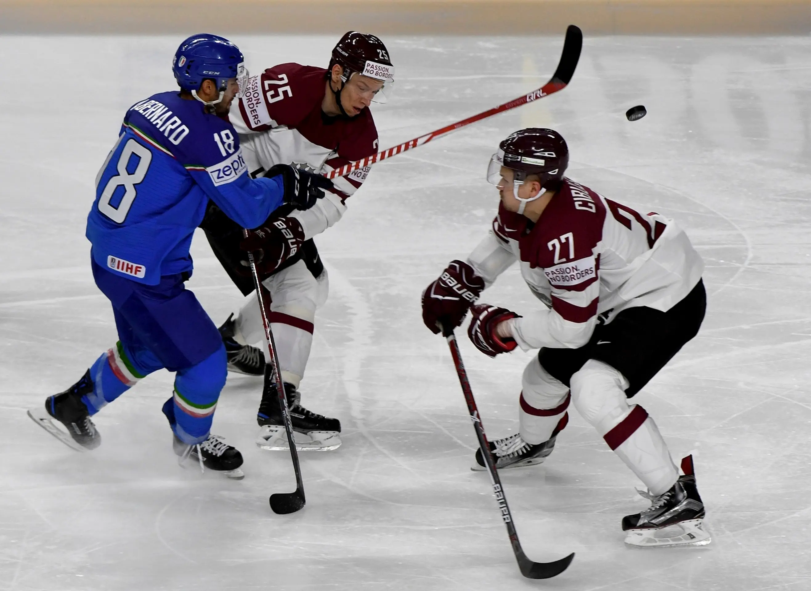Slovinec Alexander Bonsaksen (druhý sprava) bojuje o puk s Nórom Kristianom Forsbergom (vpravo) na MS 2017.