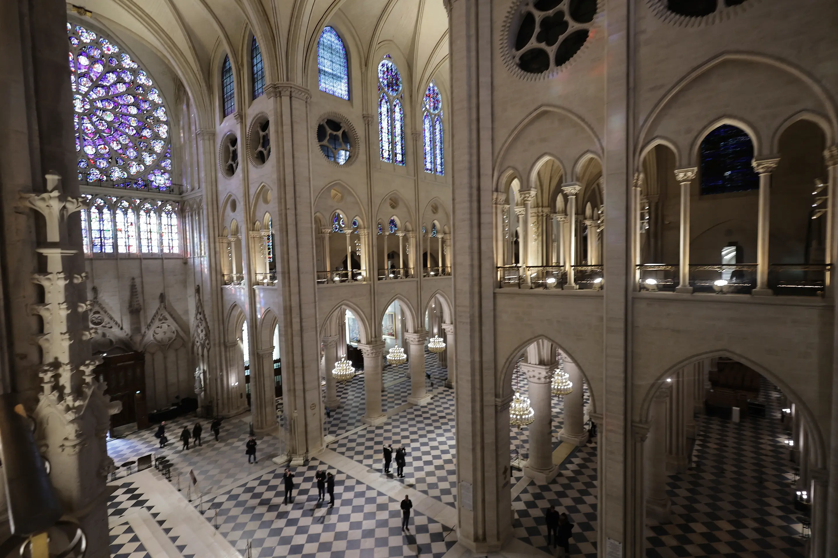 Na snímke interiér zrekonštruovanej parížskej katedrály Notre- Dame.