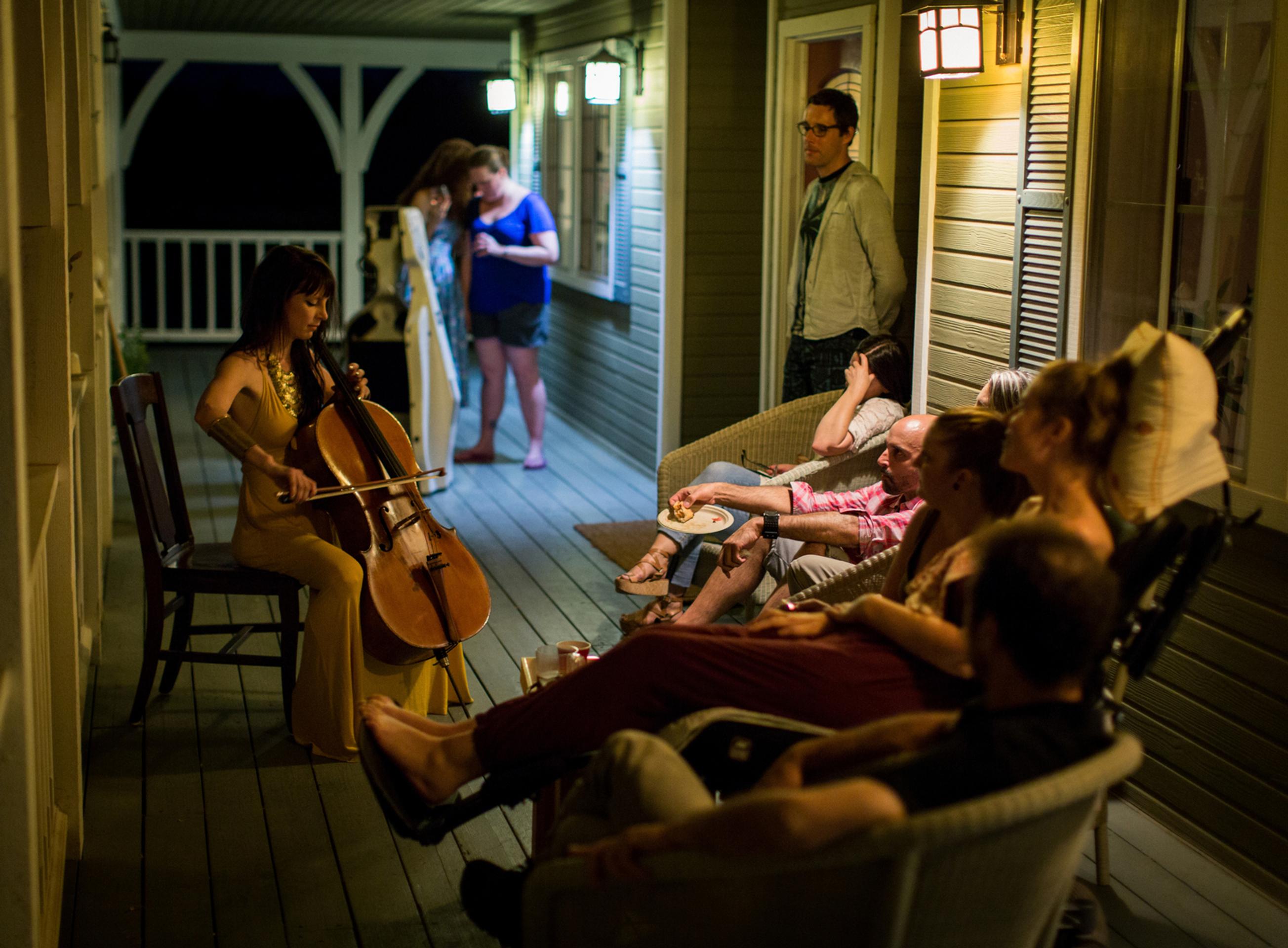 Kamarátka jej zahrala na violončelo