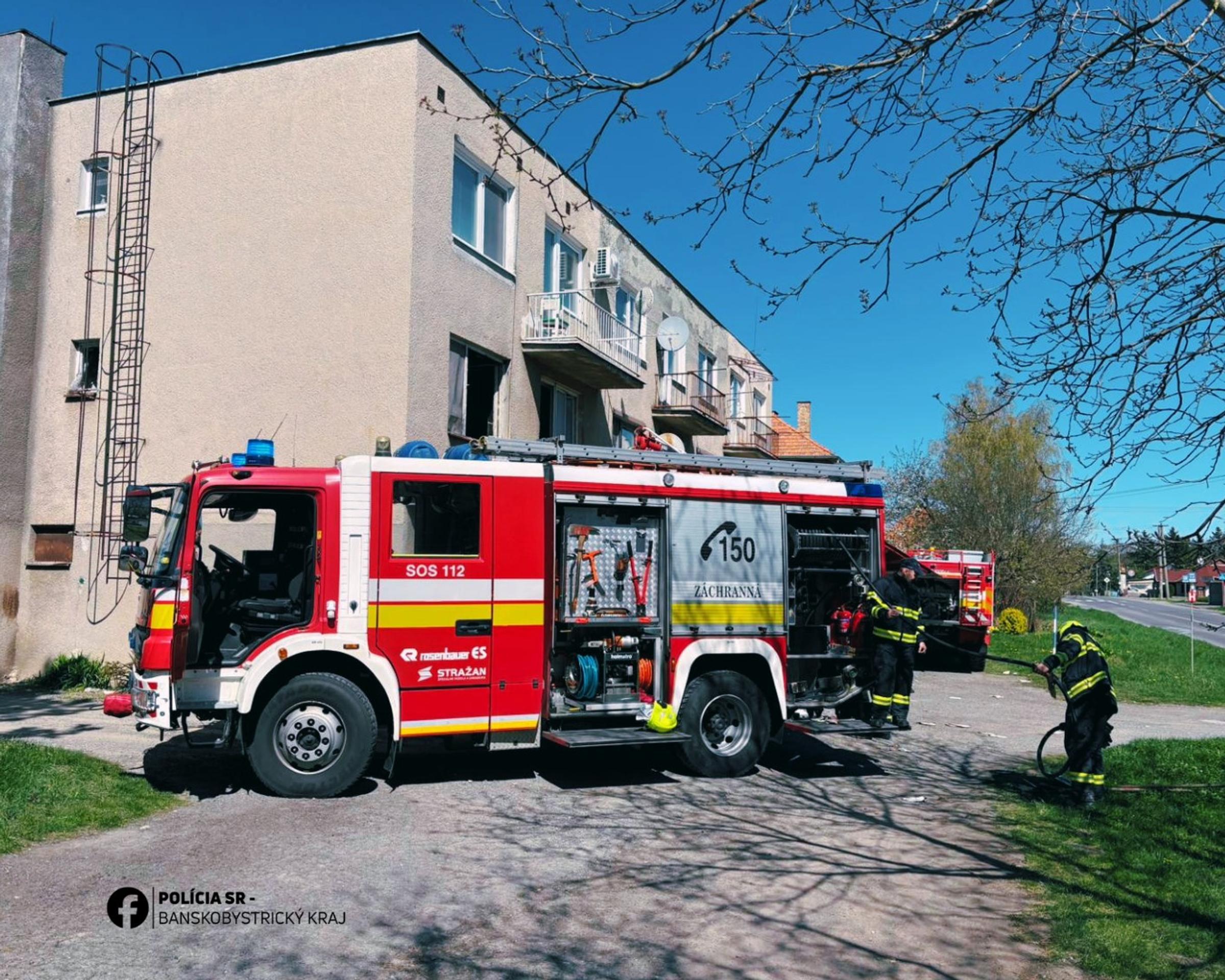 Zachránili dvoch ľudí z horiaceho bytu