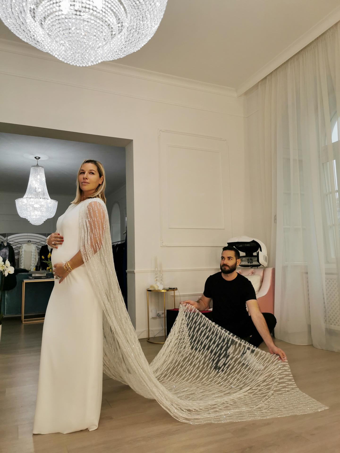 Exkluzívne zábery zo skúšky šiat počas šitia. 