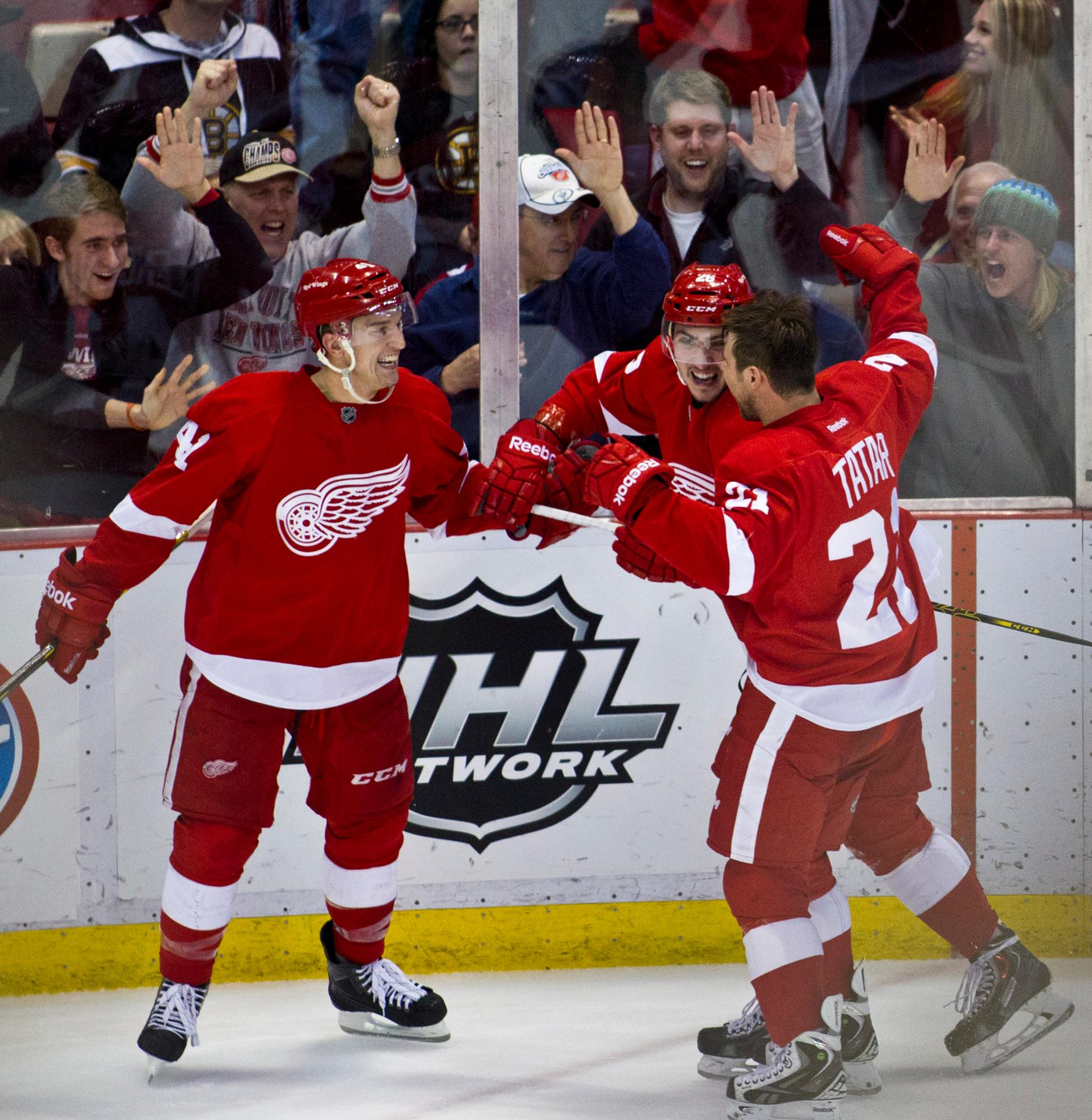  Hokejista Detroitu Red Wings Slovák Tomáš Jurčo (uprostred ) sa teší so svojím spoluhráčom a krajanom Tomášom Tatarom (vpravo) 