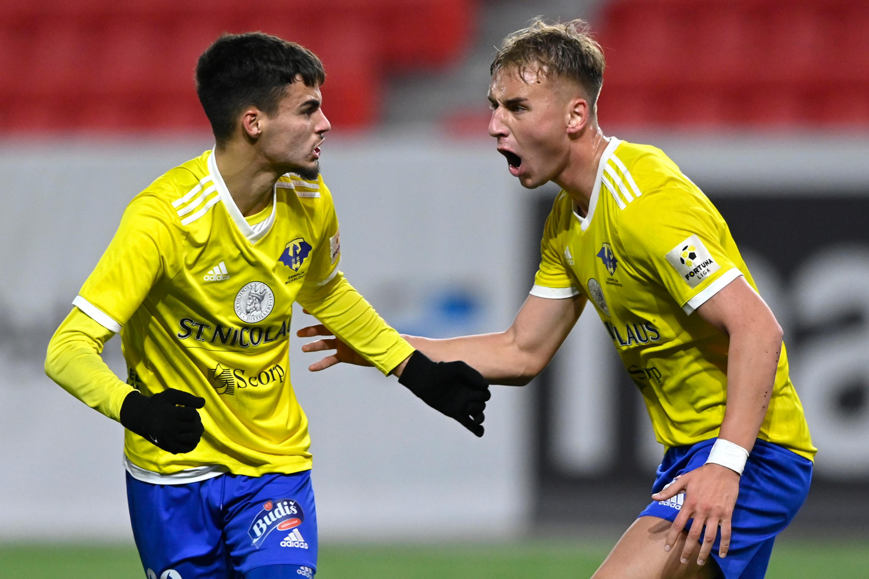 Zľava Brain Peňa Perez (MFK Zemplín Michalovce) oslavuje gól so spoluhráčom Matejom Trusom v zápase Fortuna ligy v Trenčíne.