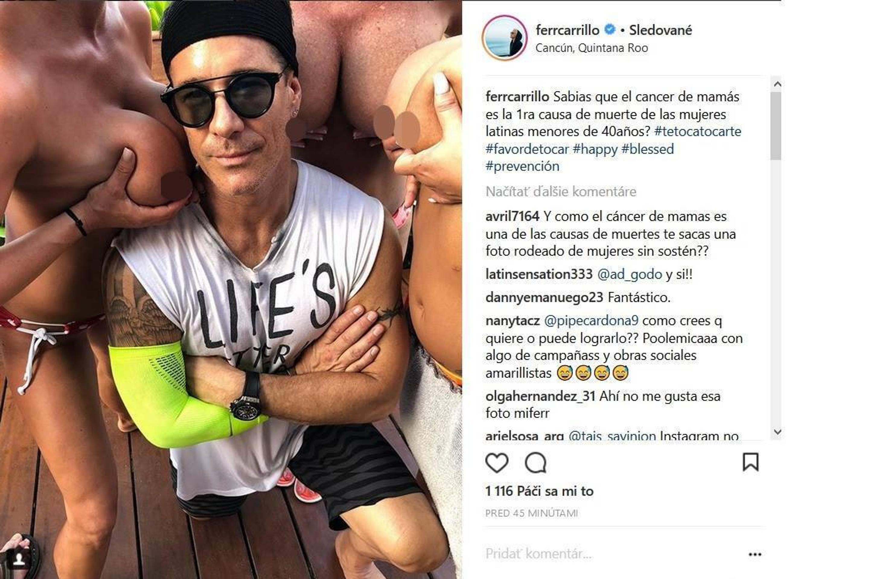 Fernando Carrilo so ženskými prsami