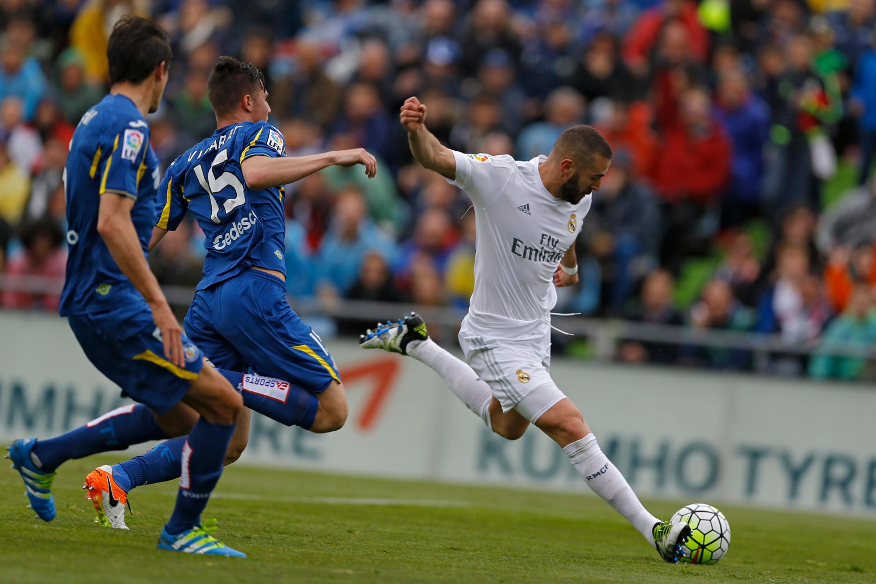 Karim Benzema strieľa na bránu