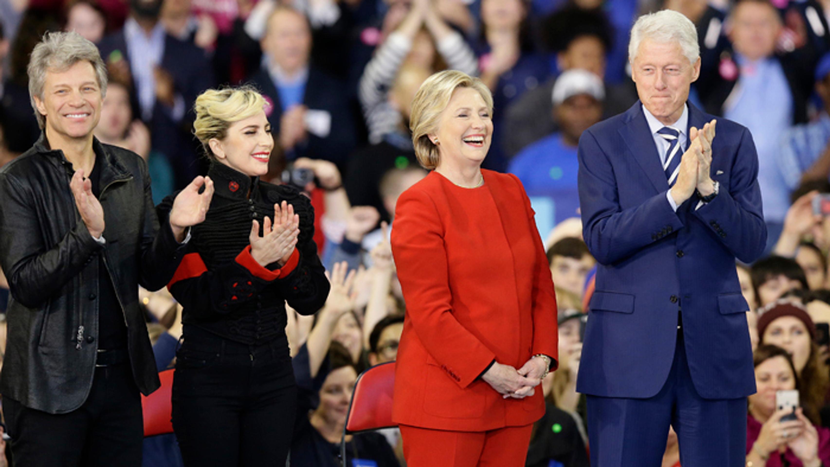 Hillary Clintonovú prišli okrem členov rodiny podporiť aj viaceré hudobné hviezdy, ako sú Lady Gaga či Jon Bon Jovi.