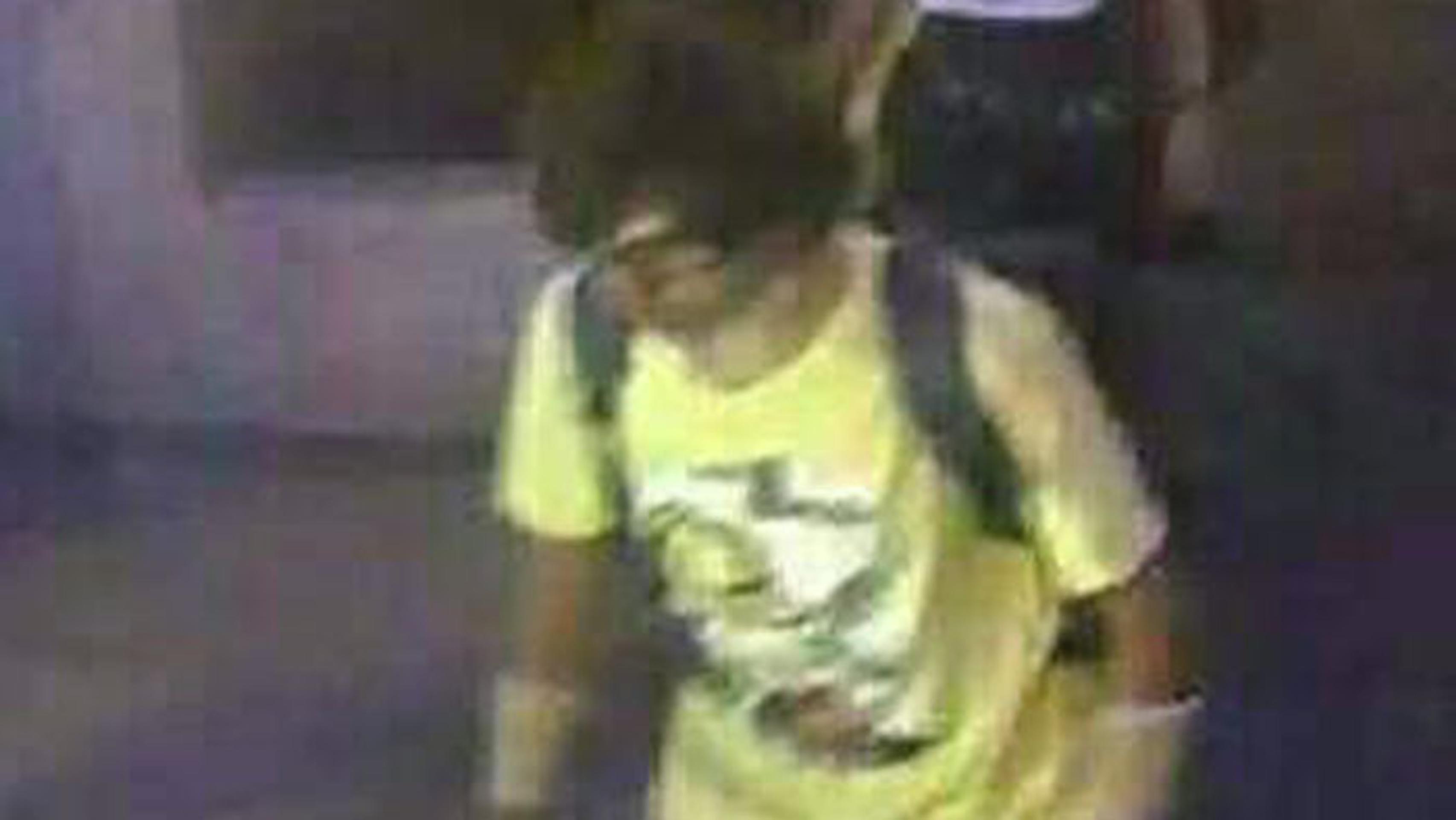 Polícia hľadá muža v žltom tričku.