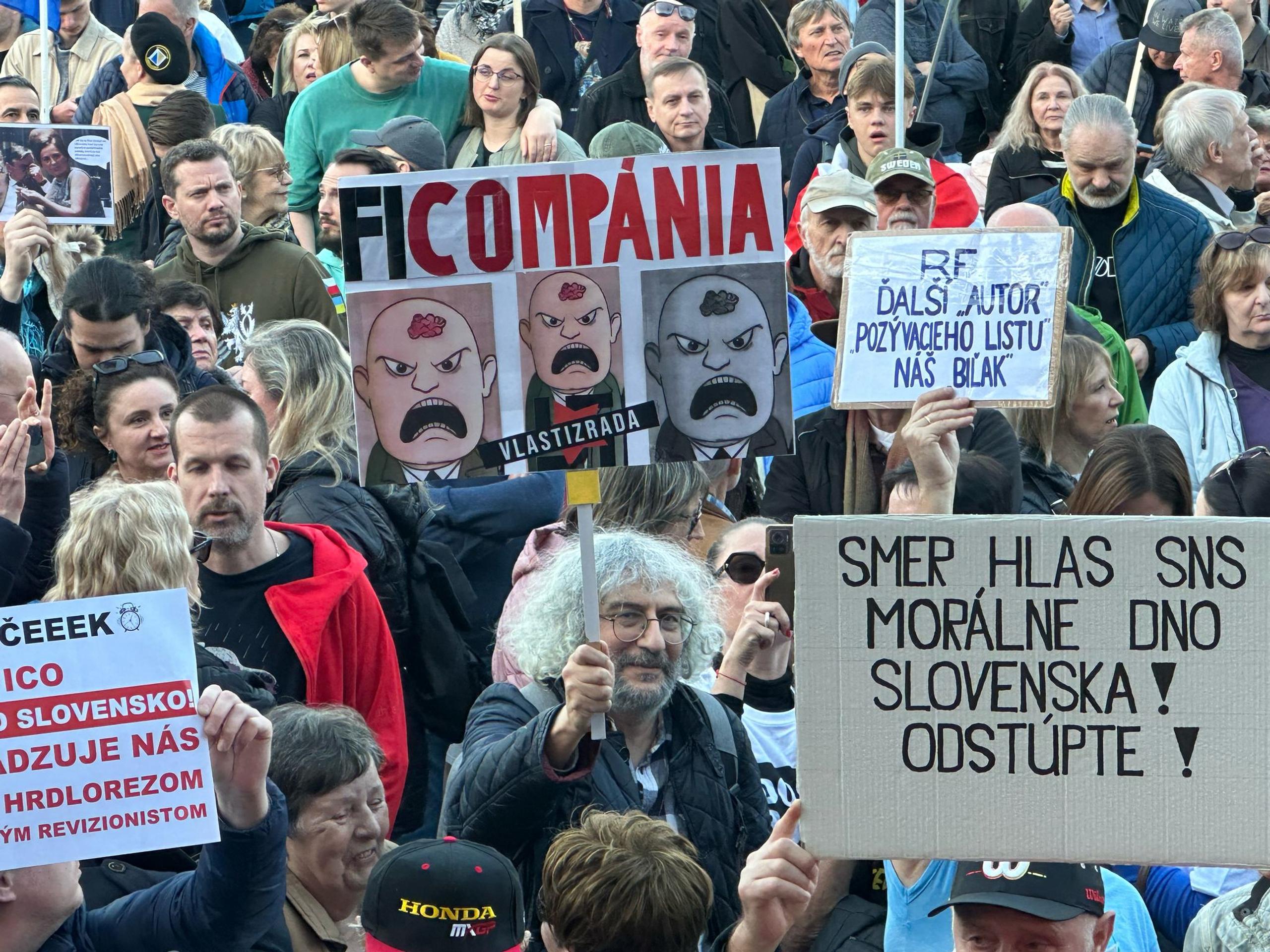 Protestujúci s transparentom