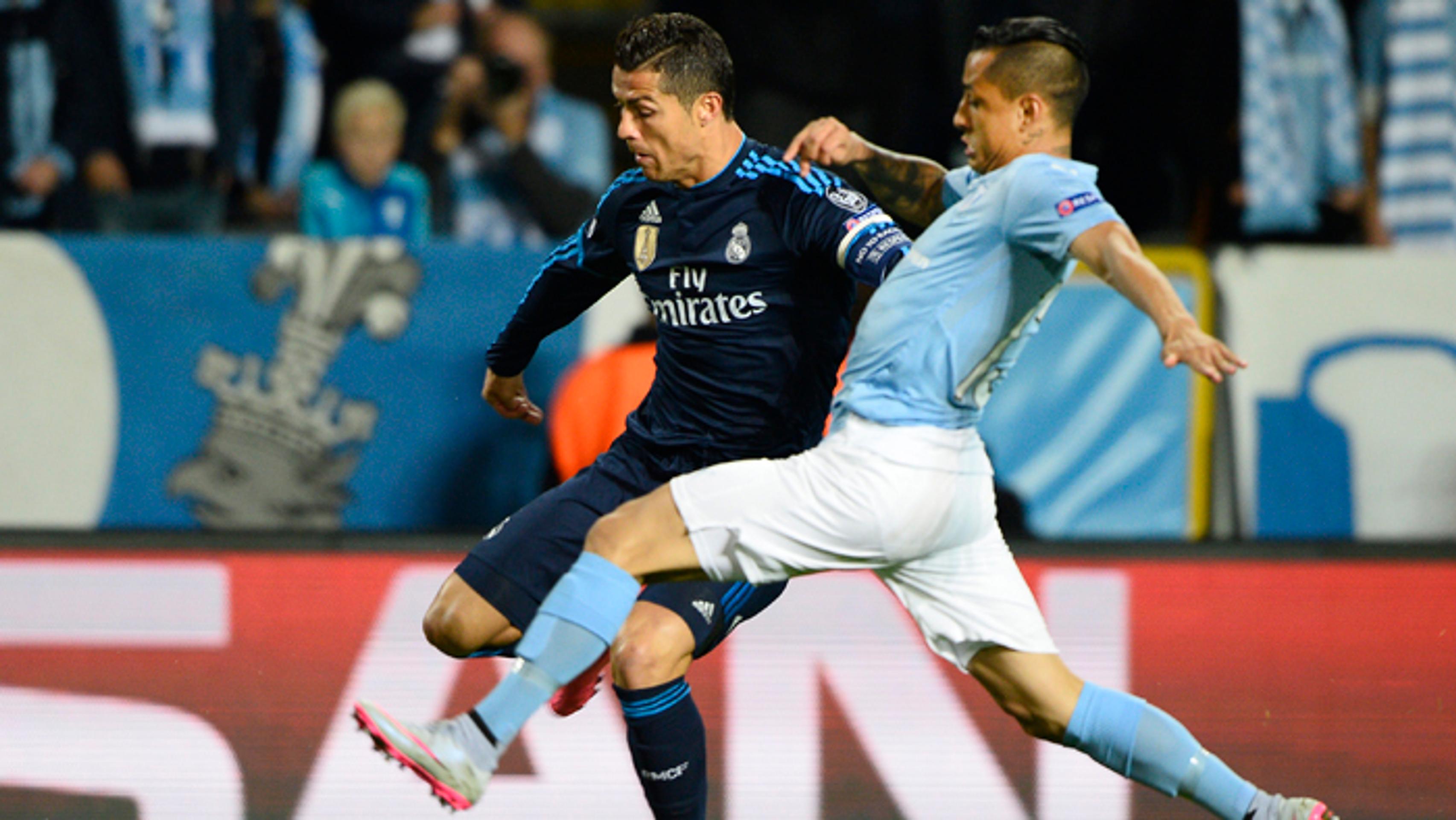 Hráč Realu Madrid Cristiano Ronaldo a Jošimar Jotun (Malmö FF) v skupinovej fáze LM.