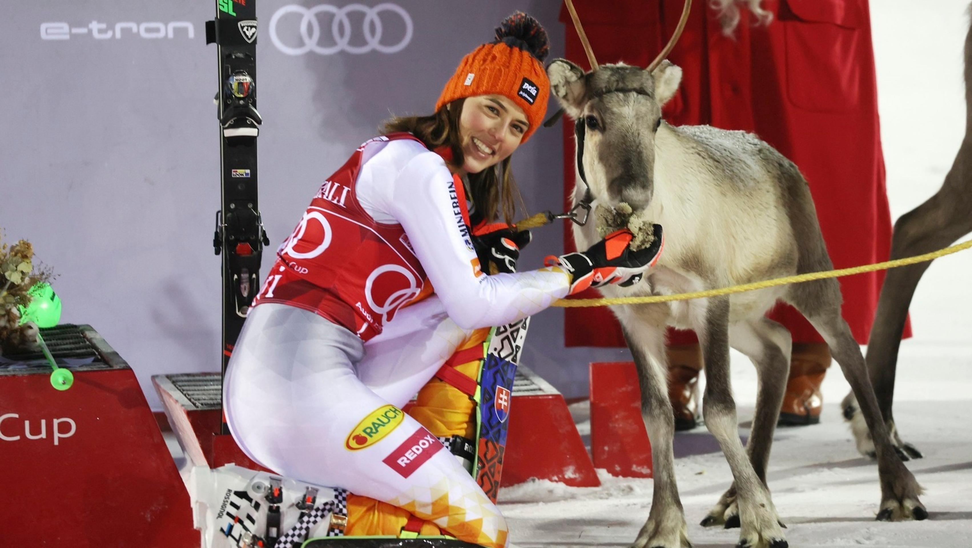 Slovenka Petra Vlhová kŕmi sobie mláďa po triumfe v slalome Svetového pohára alpských lyžiarok vo fínskom Levi.