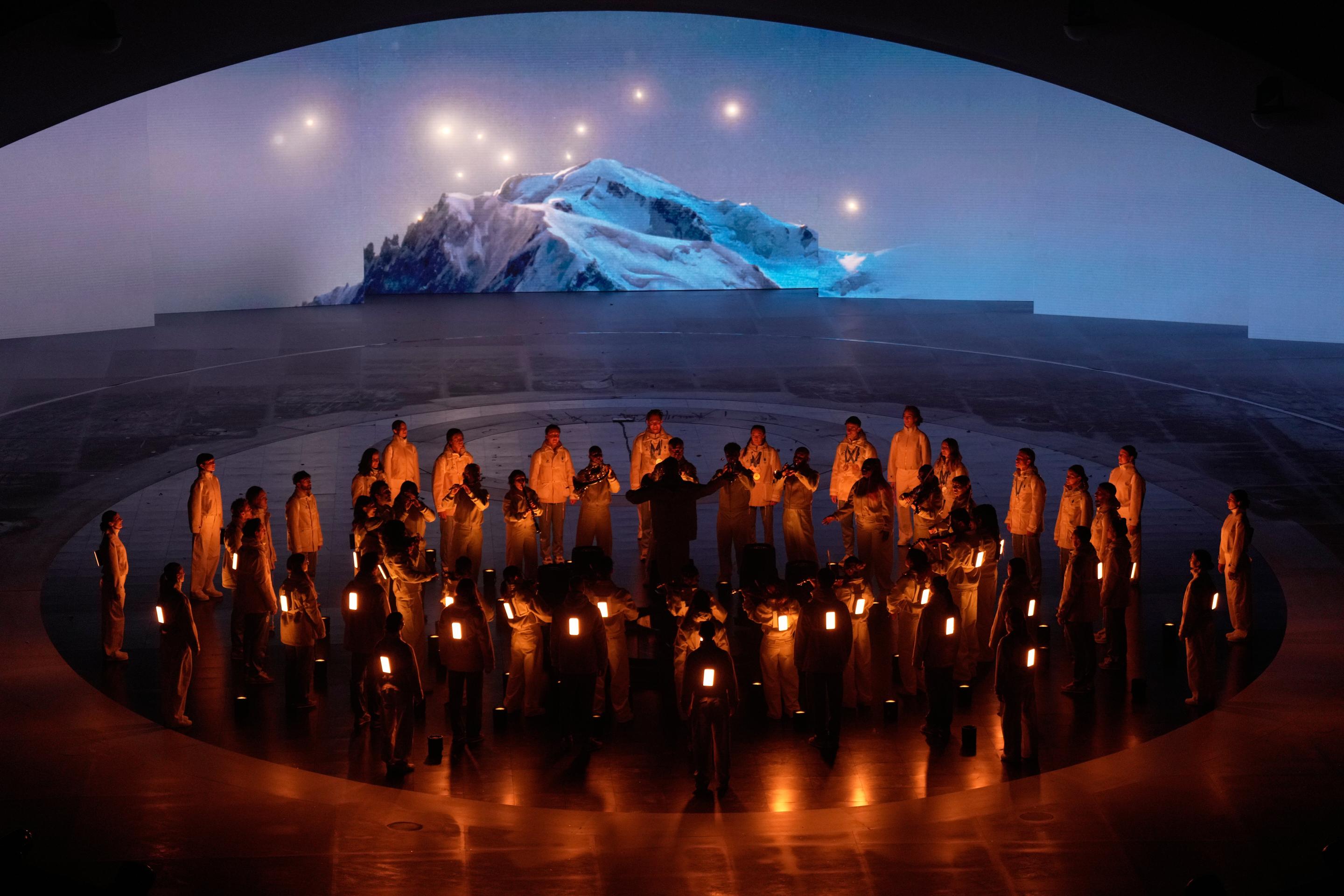 Na snímke umelci vystupujú počas záverečného ceremoniálu.