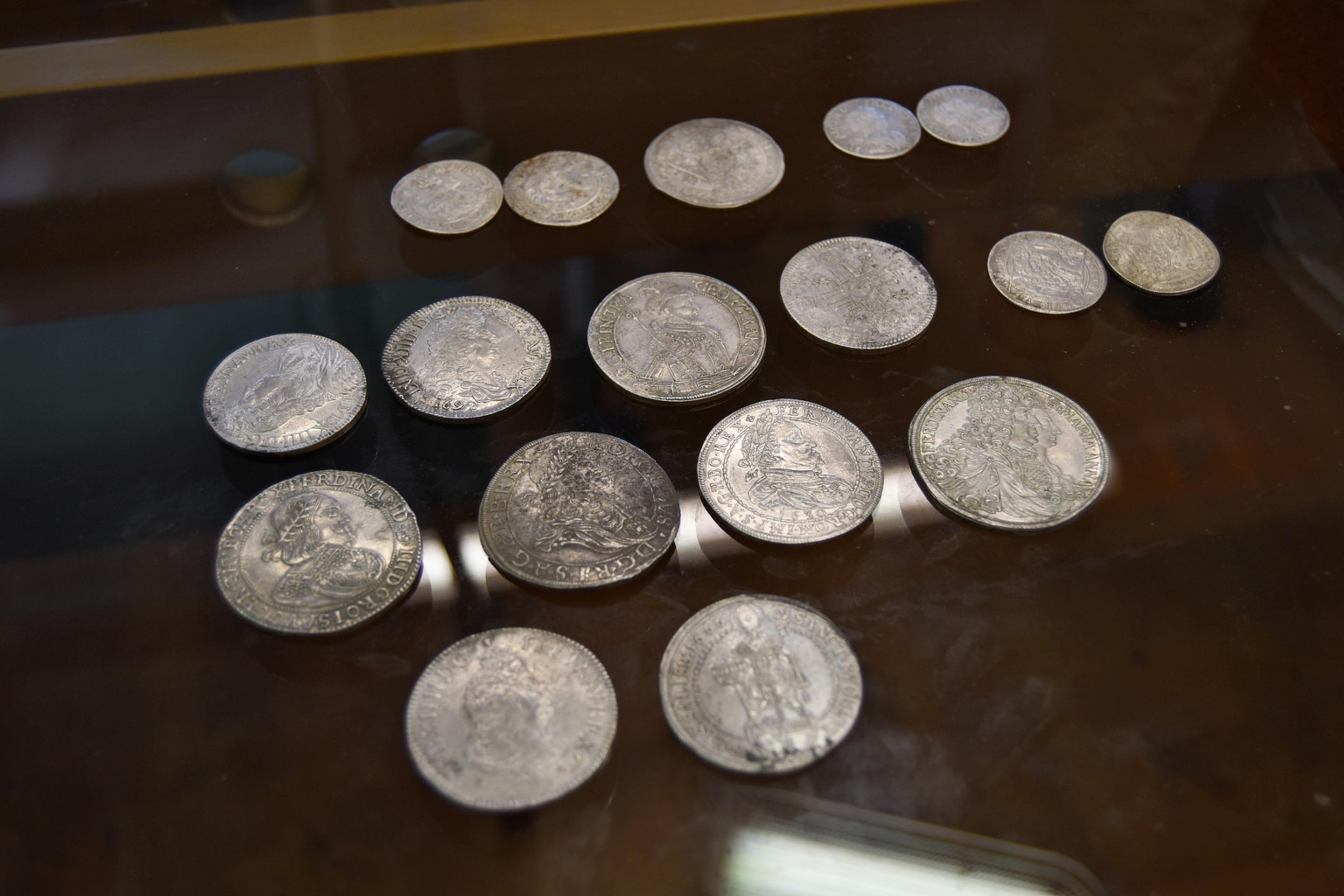 Na snímke strieborné mince s nádobou, ktoré boli nájdené v obci Kostolné Kračany v okrese Dunajská Streda