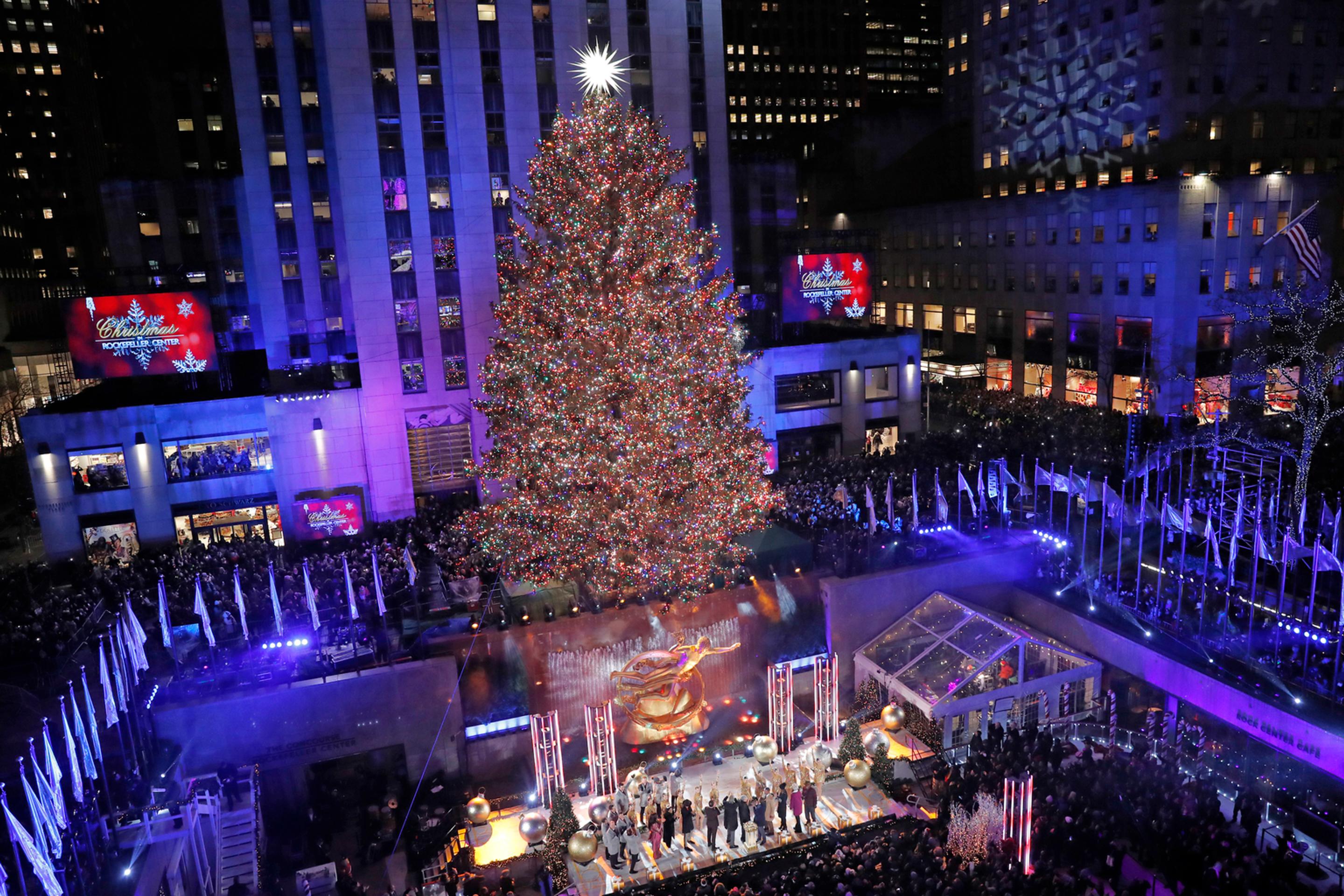 Na snímke rozsvietený vianočný strom na Katedrálnom námestí v litovskom Vilniuse.