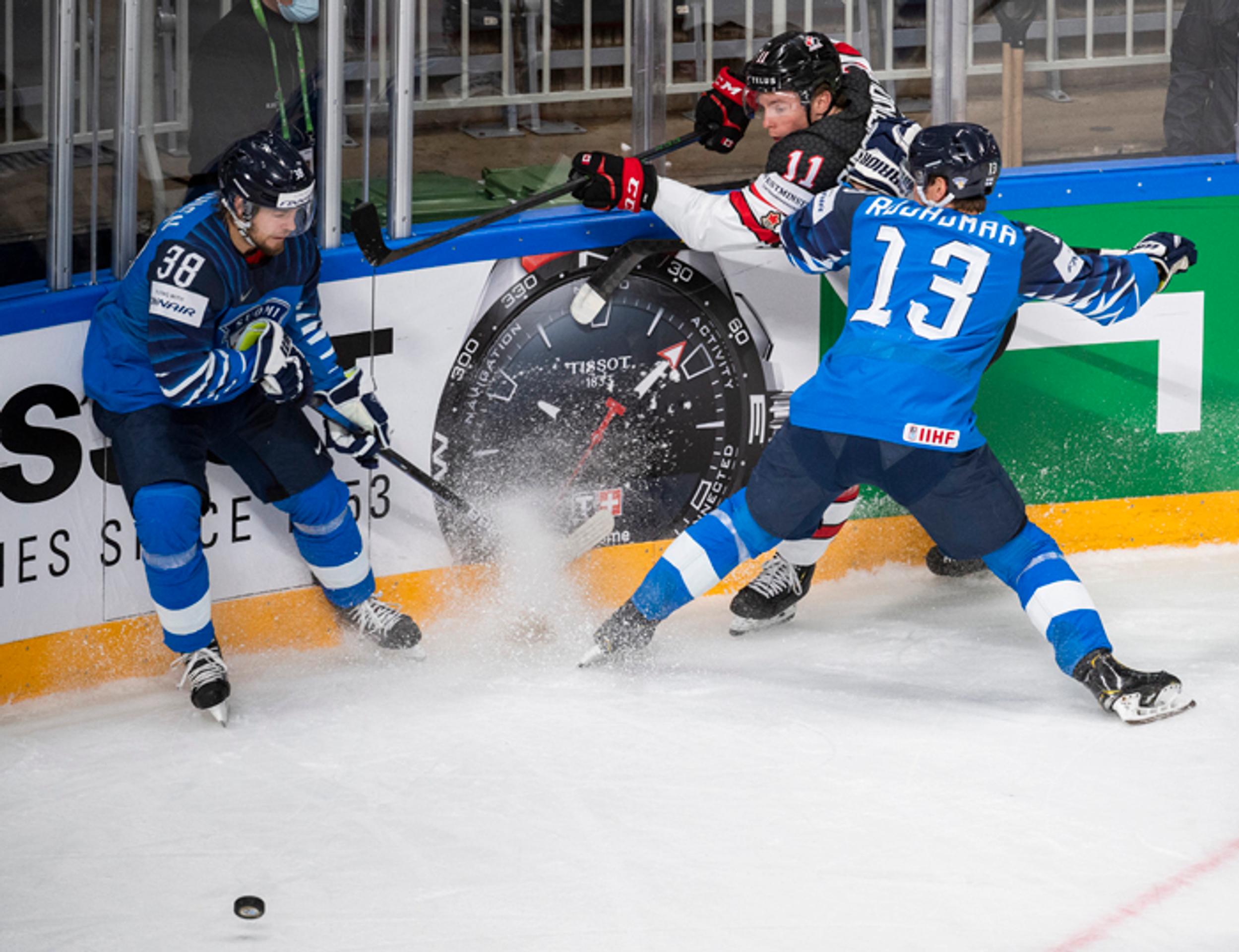 Teemu Turunen (Fínsko), Jaret Anderson-Dolan (Kanada) a Mikael Ruohomaa (Fínsko) vo finále MS 2021.