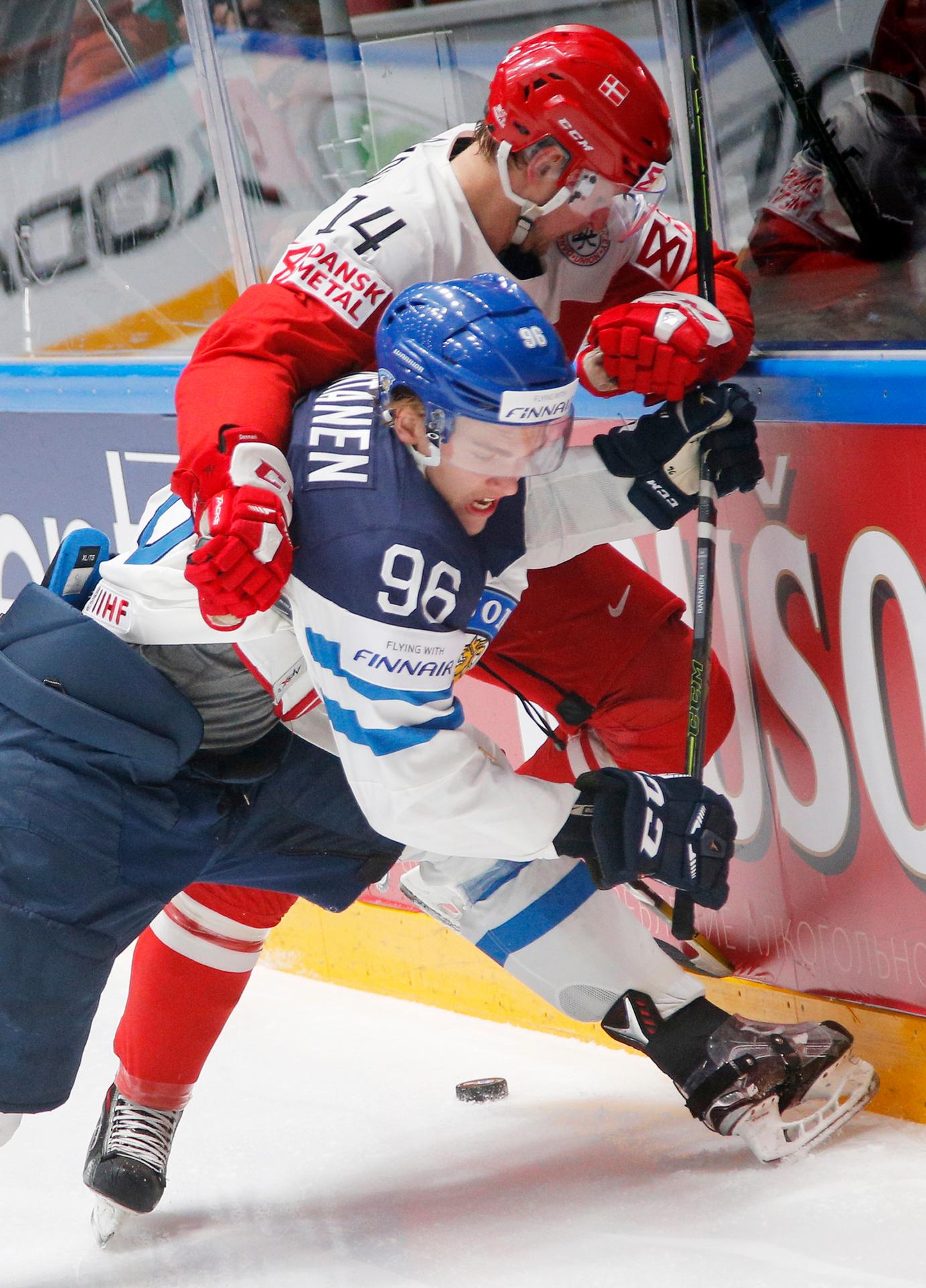 Fínska nádej Mikko Rantanen (vpredu) v súboji pri mantineli s Dánom Jesperom Jensenom v zápase štvrťfinále na MS v Rusku.