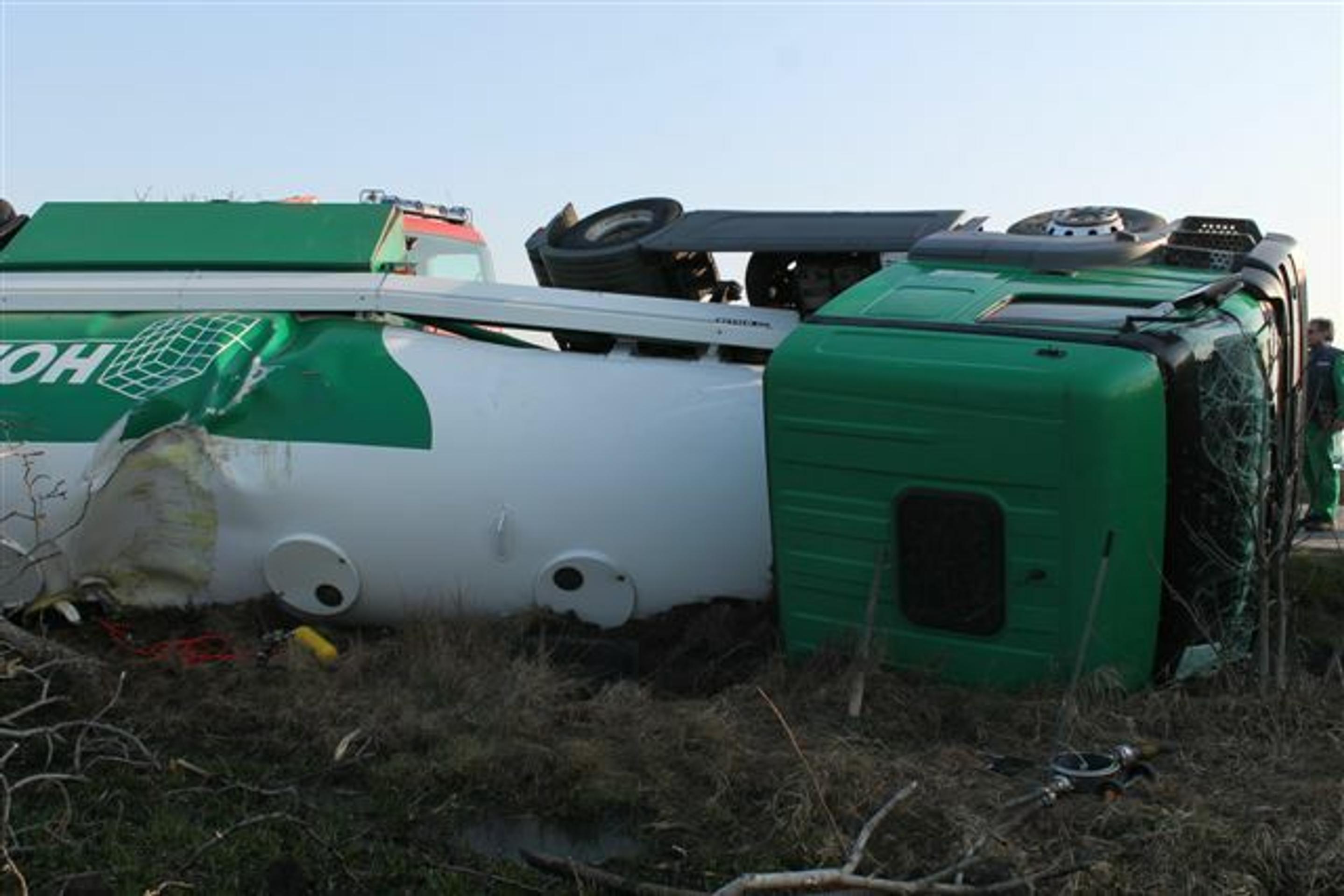 Prevrátená cisterna pri Dolných Salibách