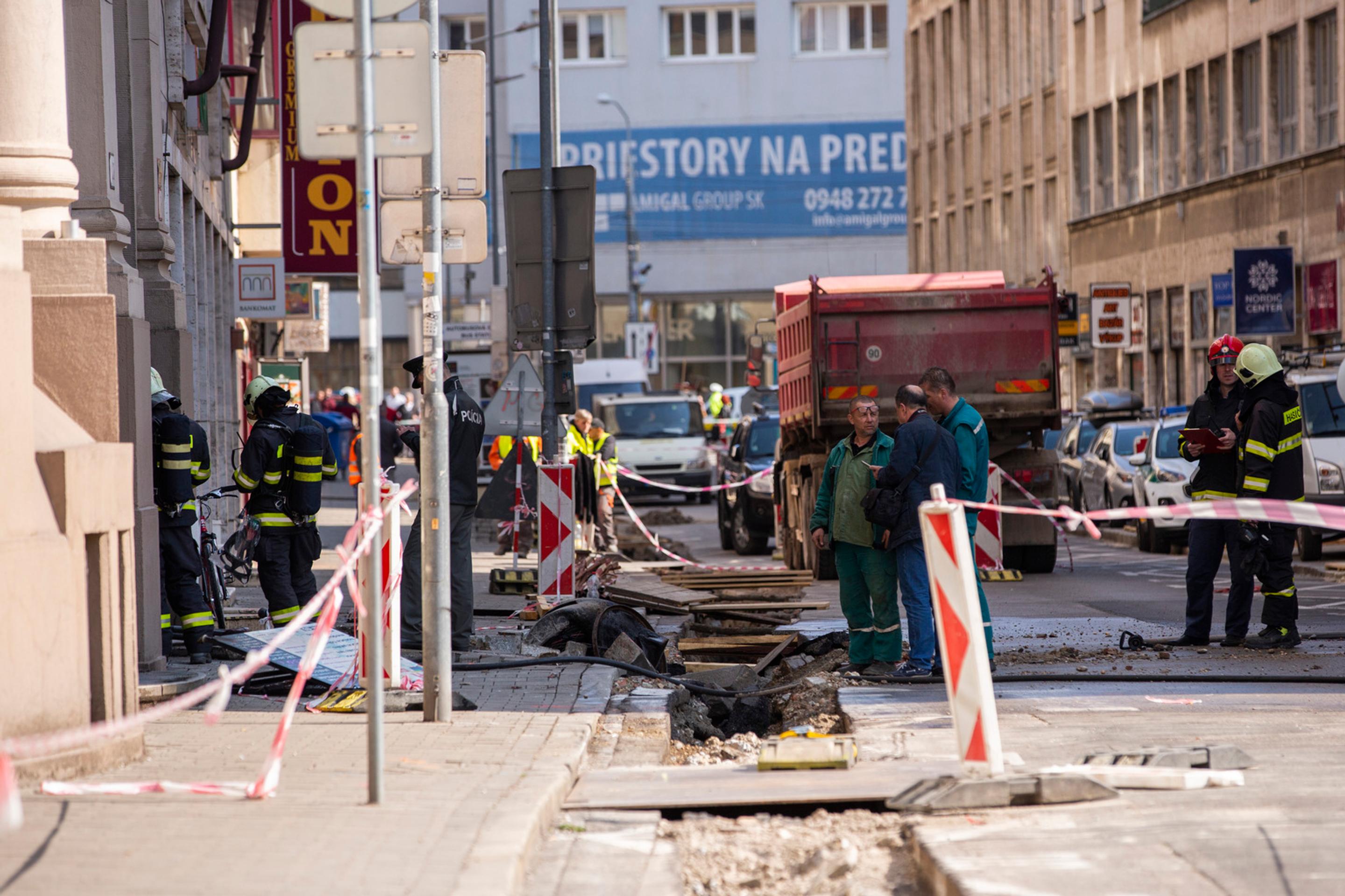 Na snímke sanitka po výbuchu plynu na Gorkého ulici v Bratislave 