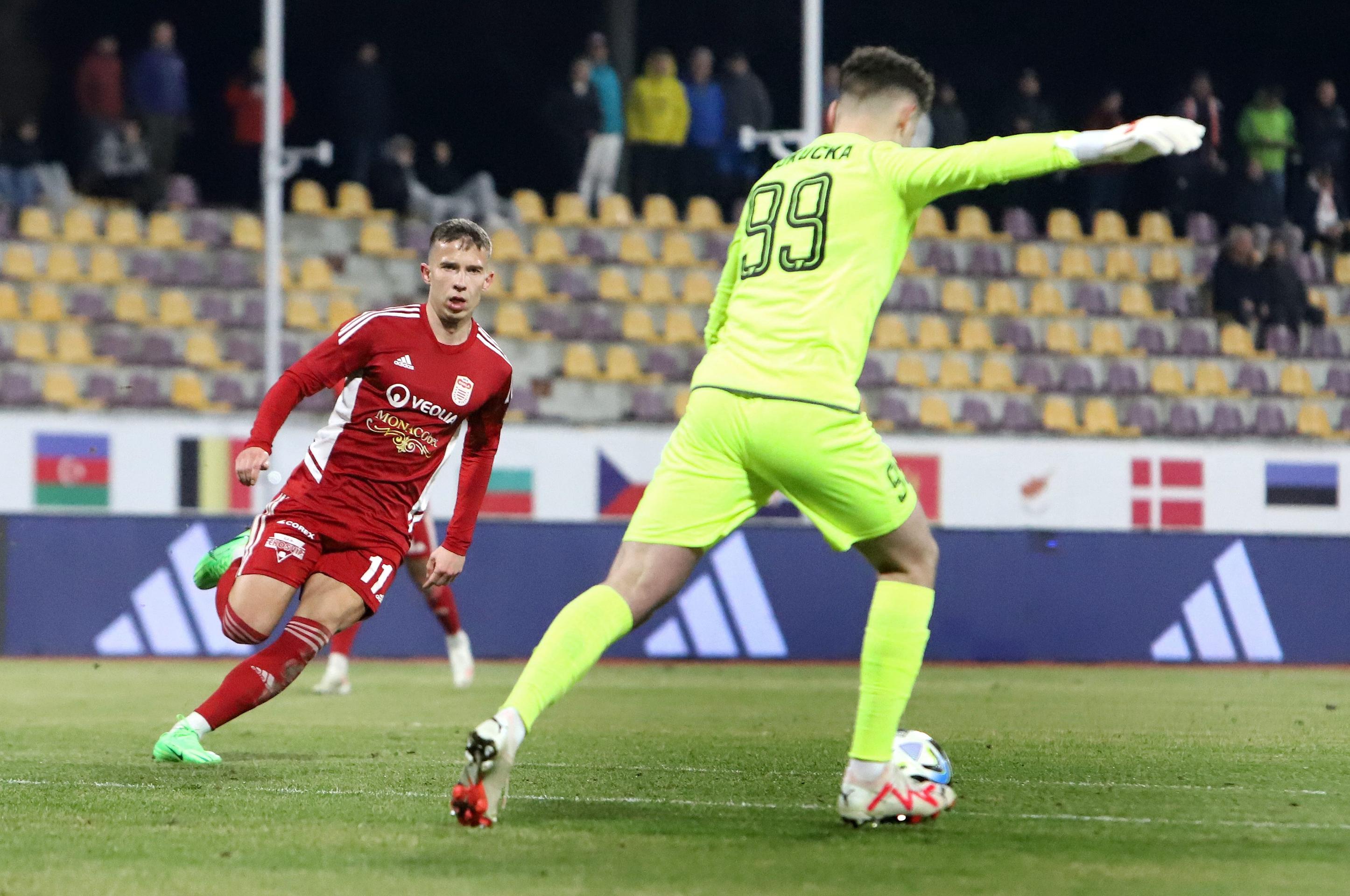 Zľava Martin Rymanenko (Banská Bystrica) a brankár Trenčína Michal Kukučka v 20. kole Niké ligy.