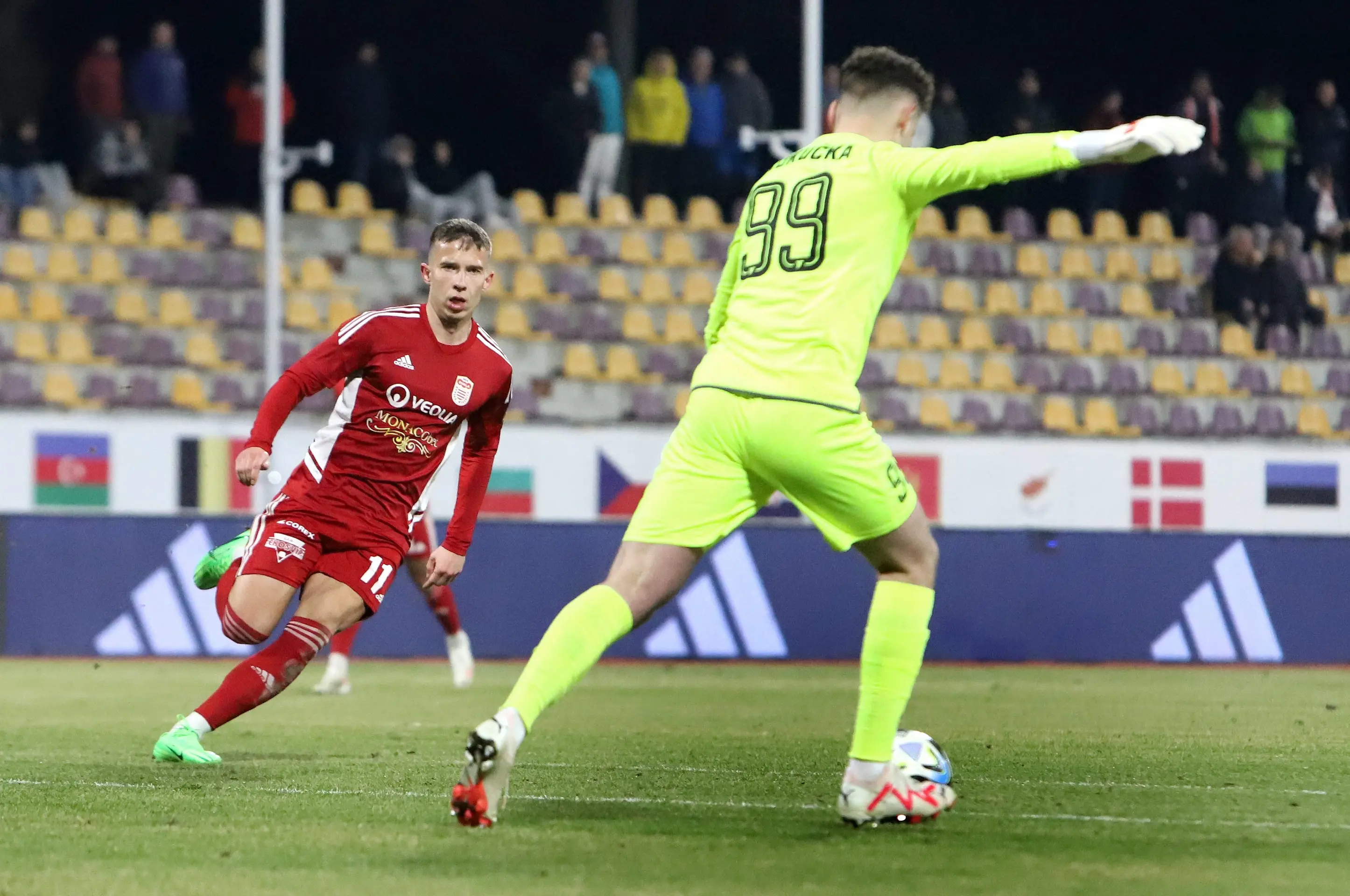 Zľava Martin Rymanenko (Banská Bystrica) a brankár Trenčína Michal Kukučka v 20. kole Niké ligy.