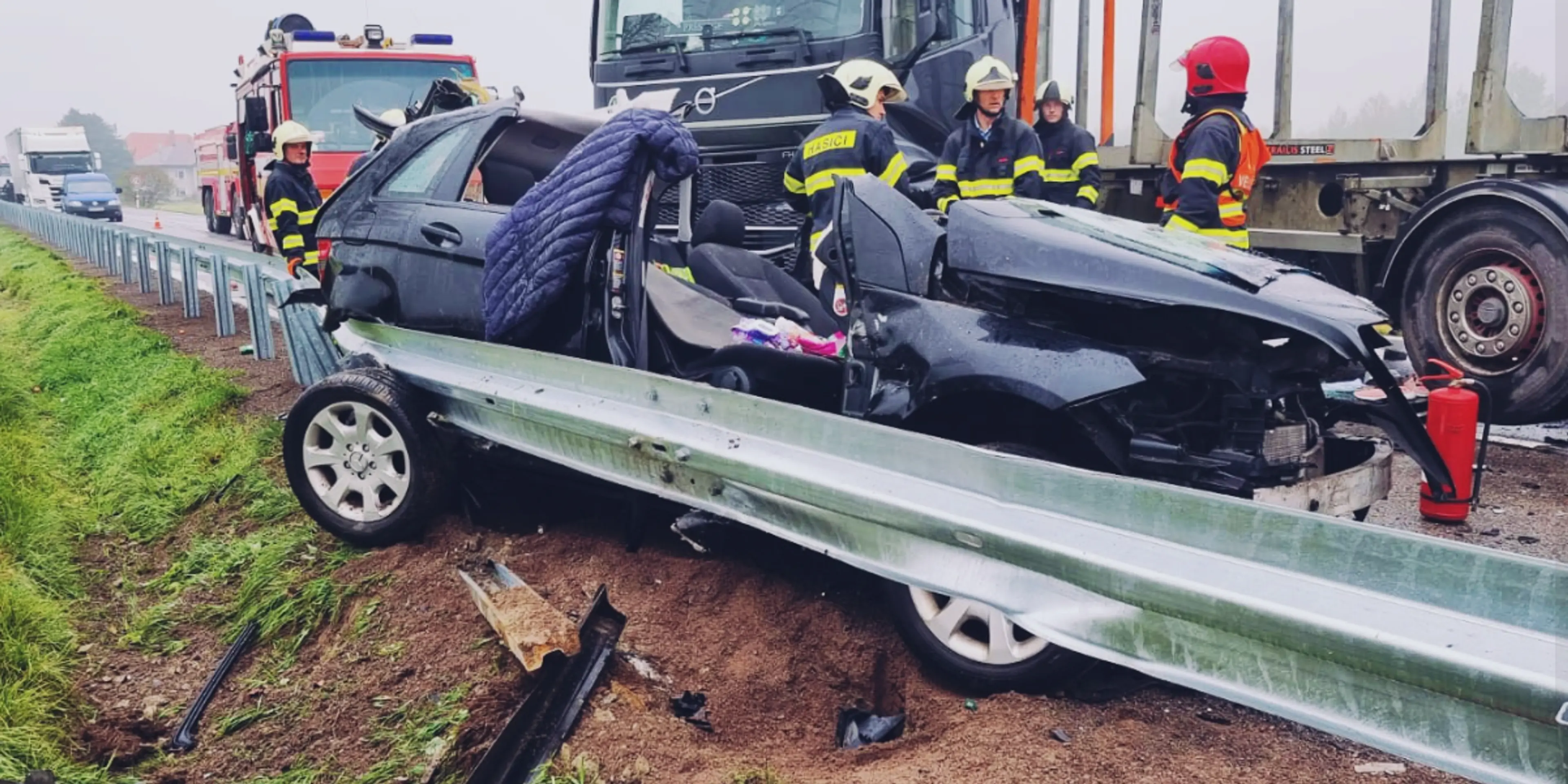 Kamión sa zrazil s osobných autom pri obci Bacúch.
