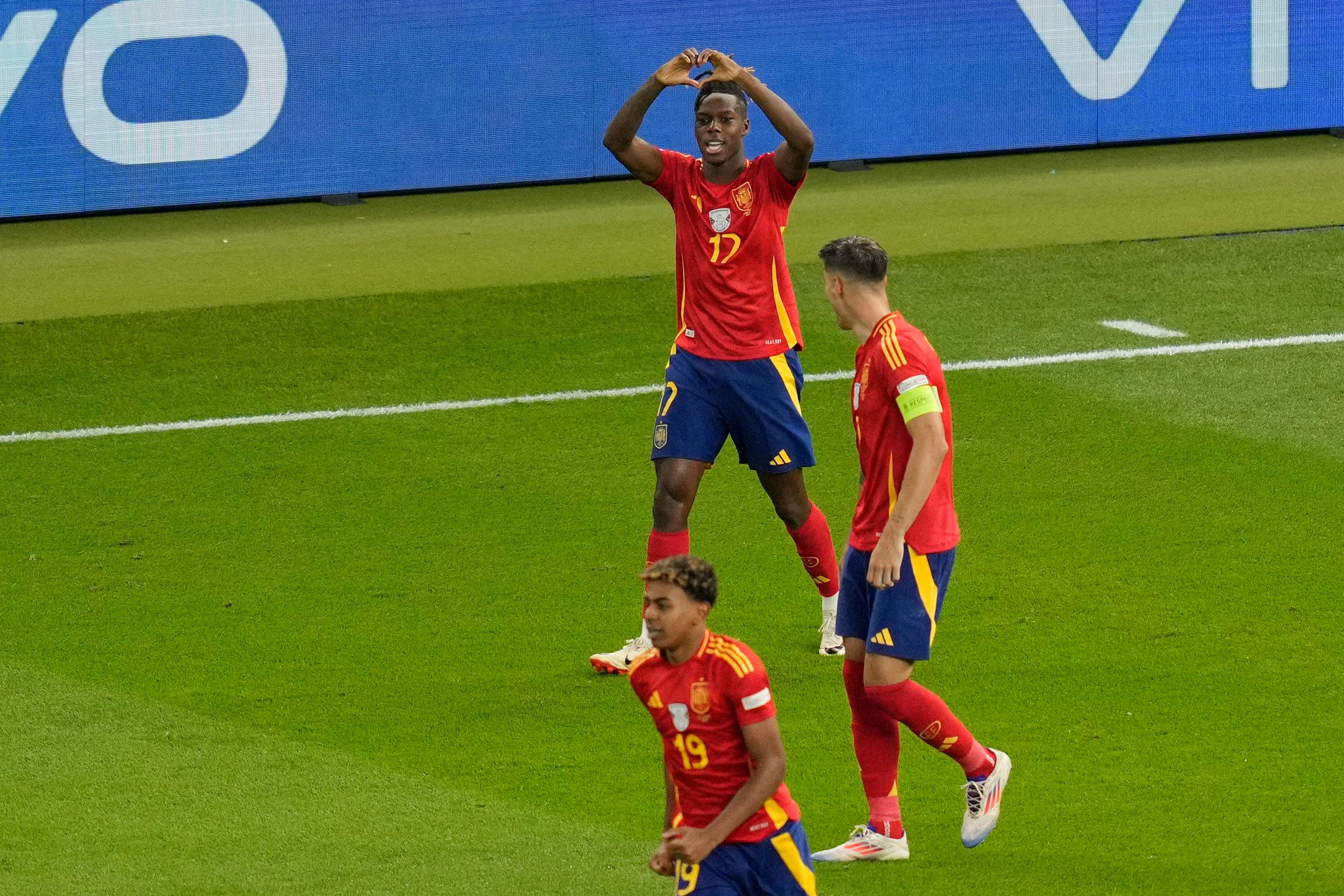 Španiel Nico Williams oslavuje gól vo finále ME 2024 proti Anglicku,