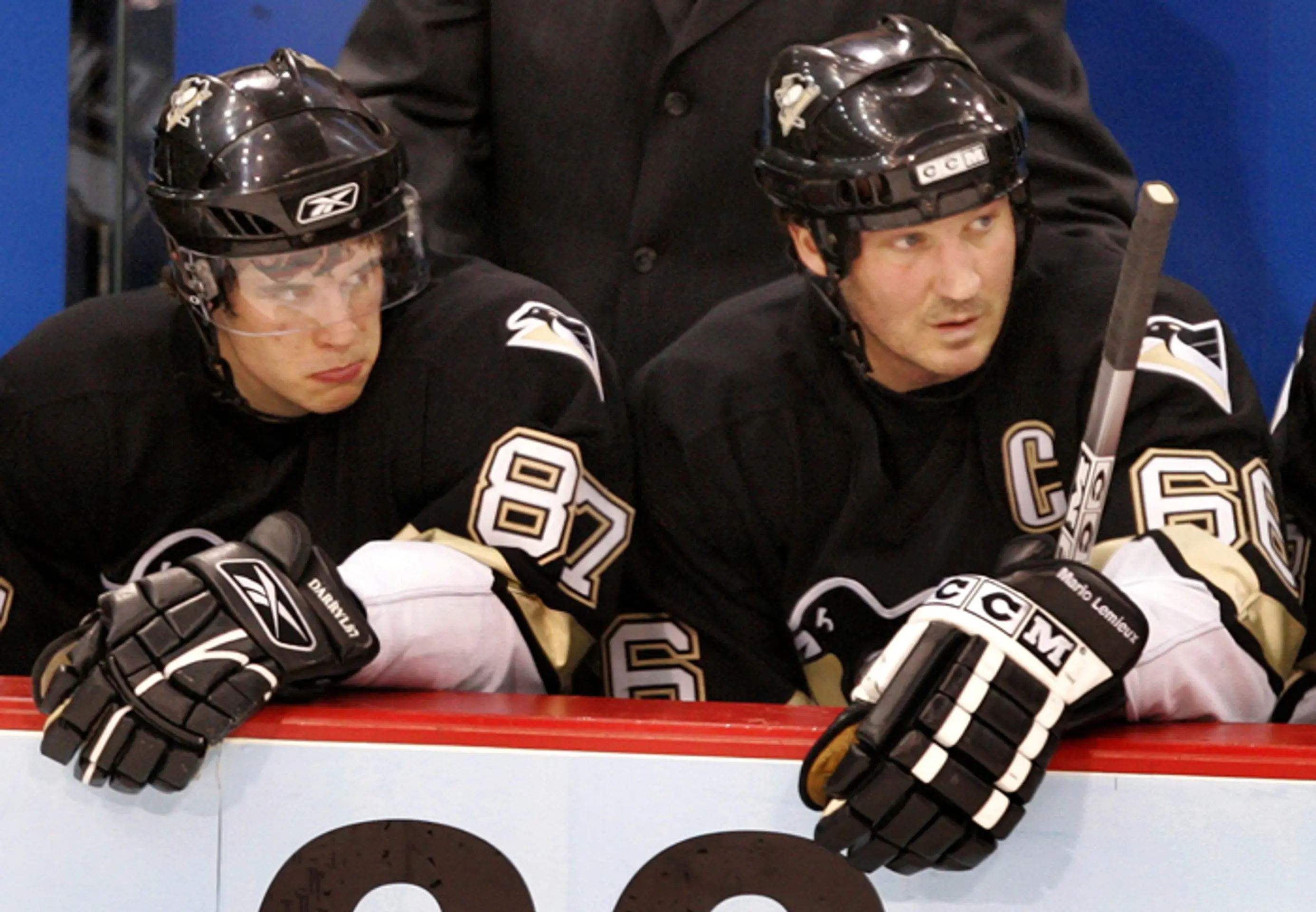 Kapitán tímu Pittsburgh Penguins Mario Lemieux (vpravo) a spoluhráč Sidney Crosby (29. novembra 2005.)