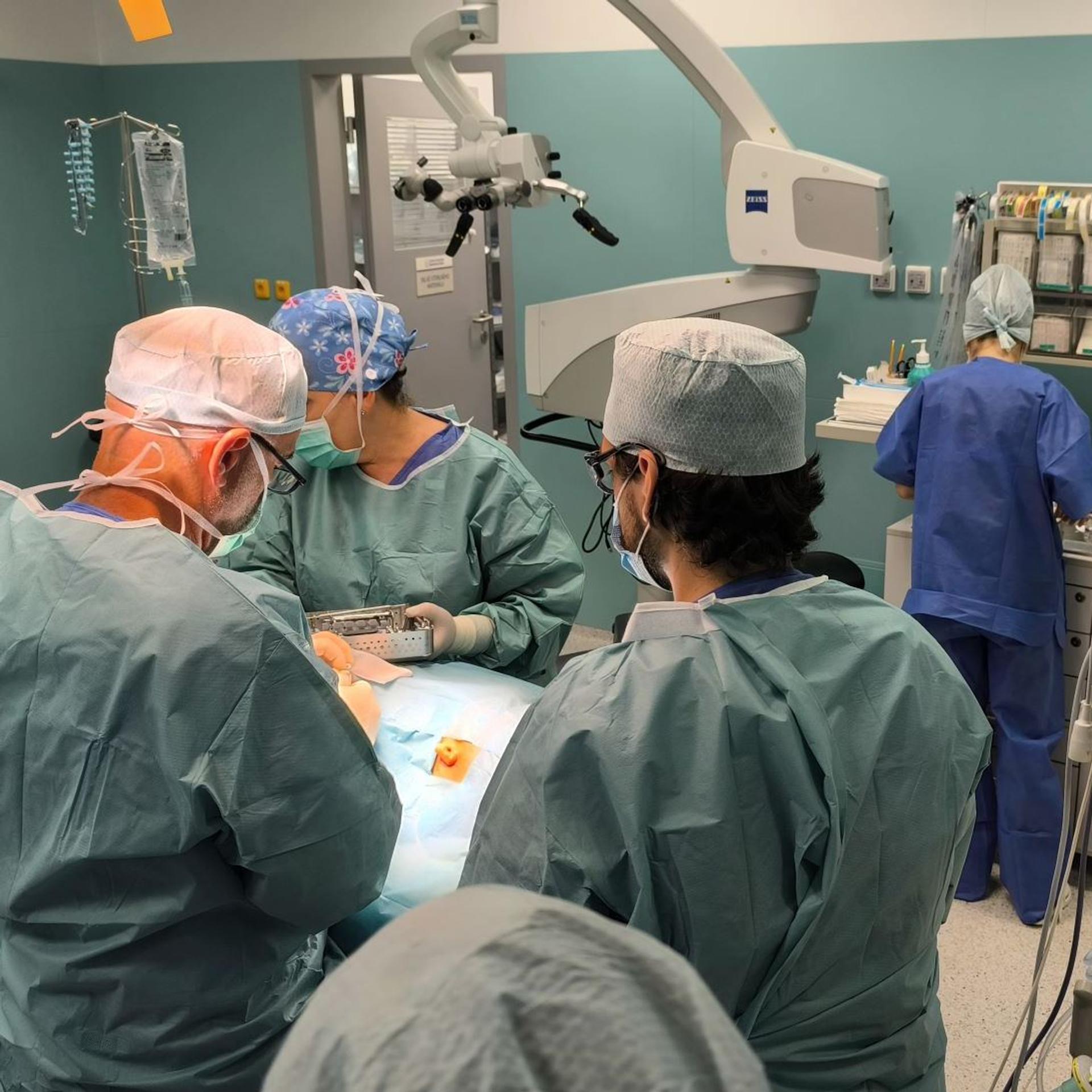 Lekári z Detskej fakultnej nemocnice Košice prvýkrát zaviedli unikátny sluchový implantát 