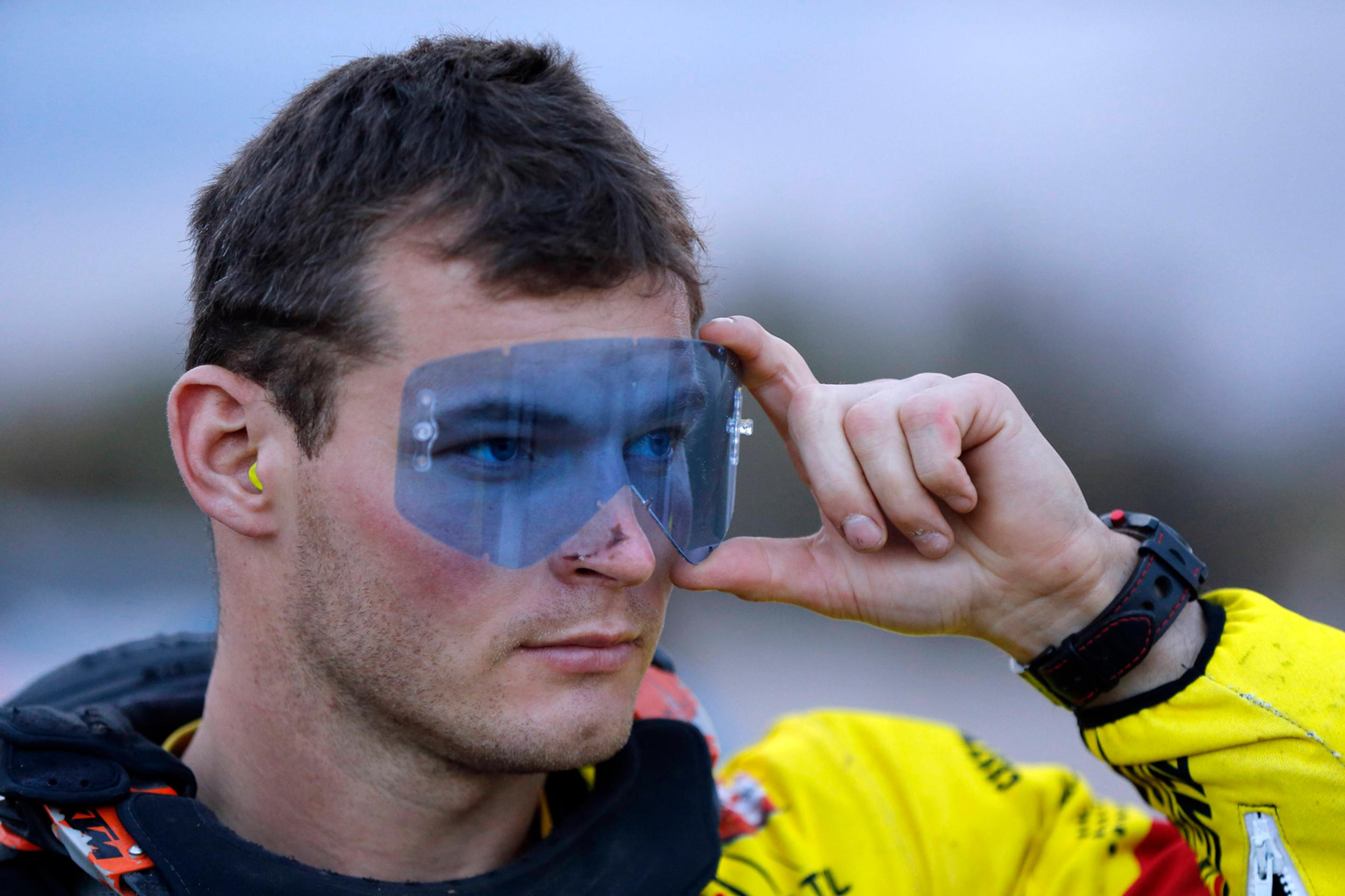  Štefan Svitko skúša fóliu na okuliare pred štartom 10. etapy  38. ročníka  Rely Dakar.