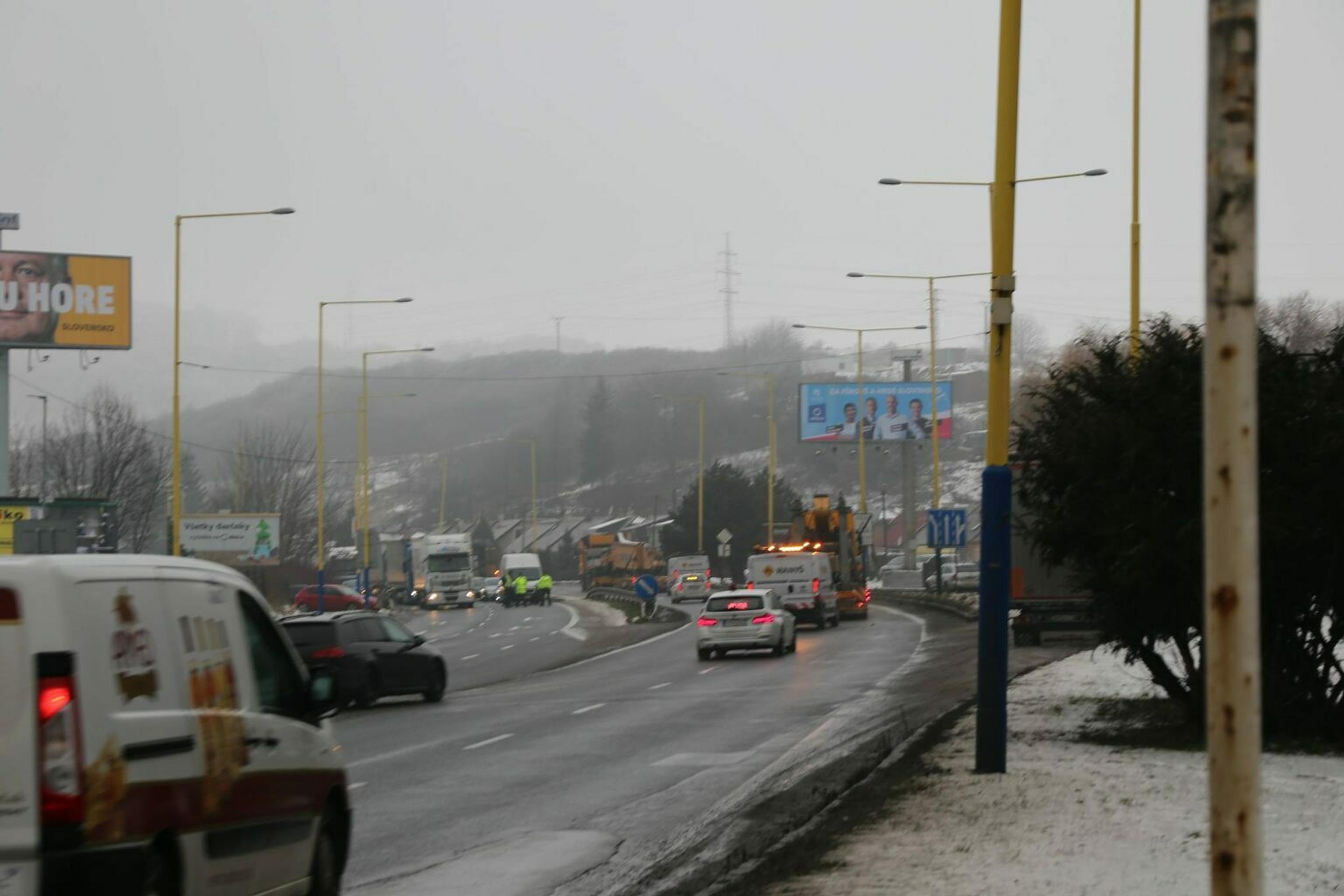 Policajný doprovod presunu demolačného stroja z Prešova do Čiech.