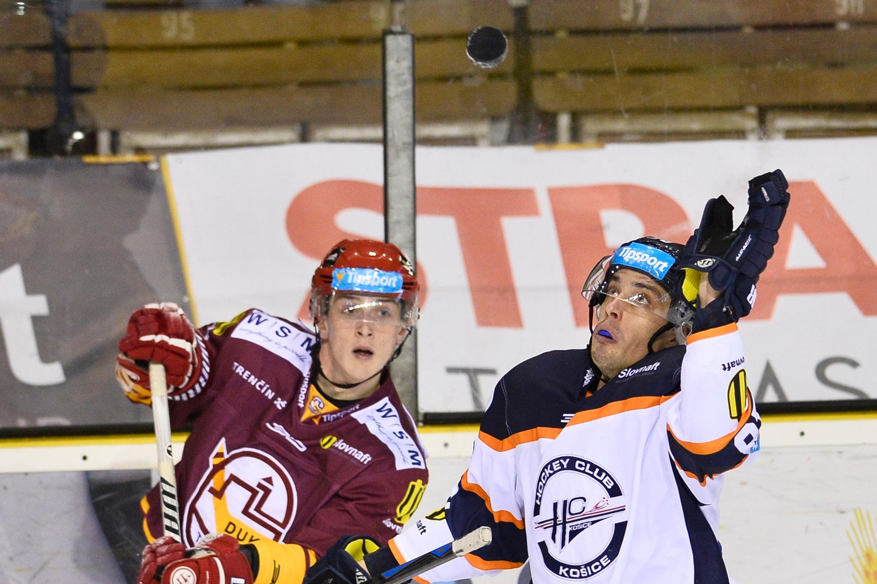 Na snímke vľavo Jozef Švec (Dukla) a vpravo Juraj Cebák (Košice)