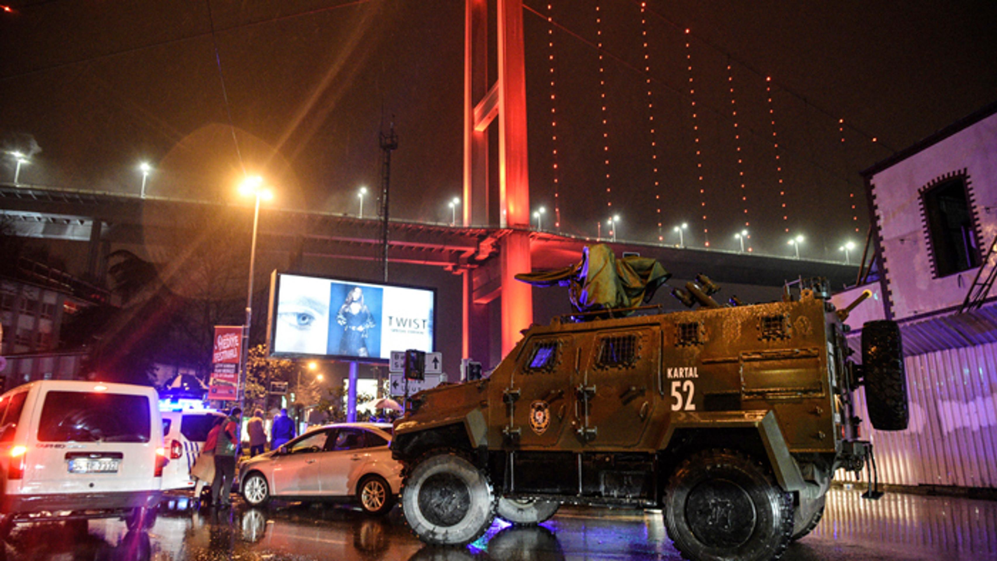 Vojenské vozidlo blokuje prístup do istanbulského klubu Reina, kde sa na Nový rok strieľalo.