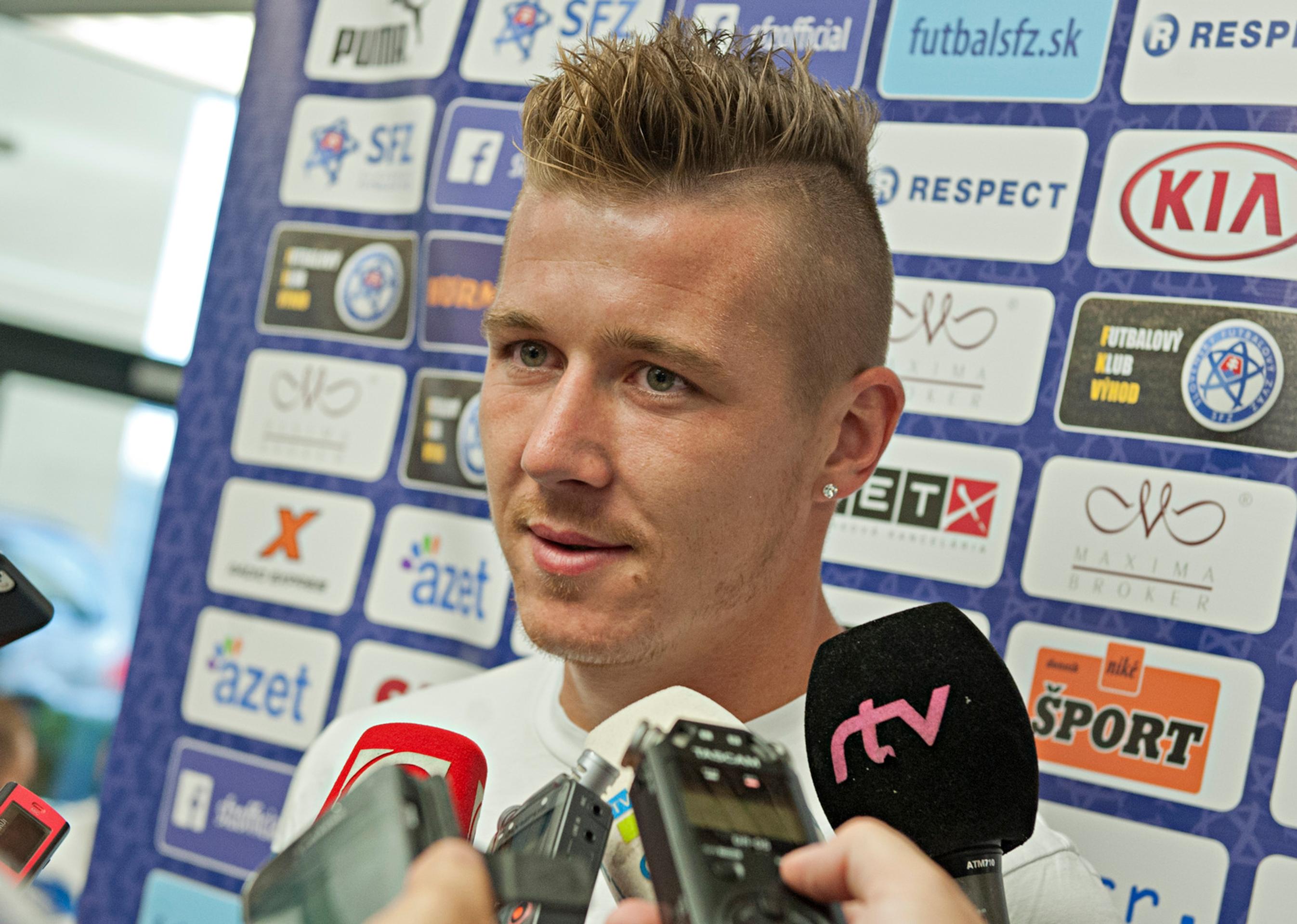 Juraj Kucka počas brífingu s novinármi na zraze futbalovej reprezentácie pred kvalifikačným dvojzápasom na EURO 2016 proti Špani