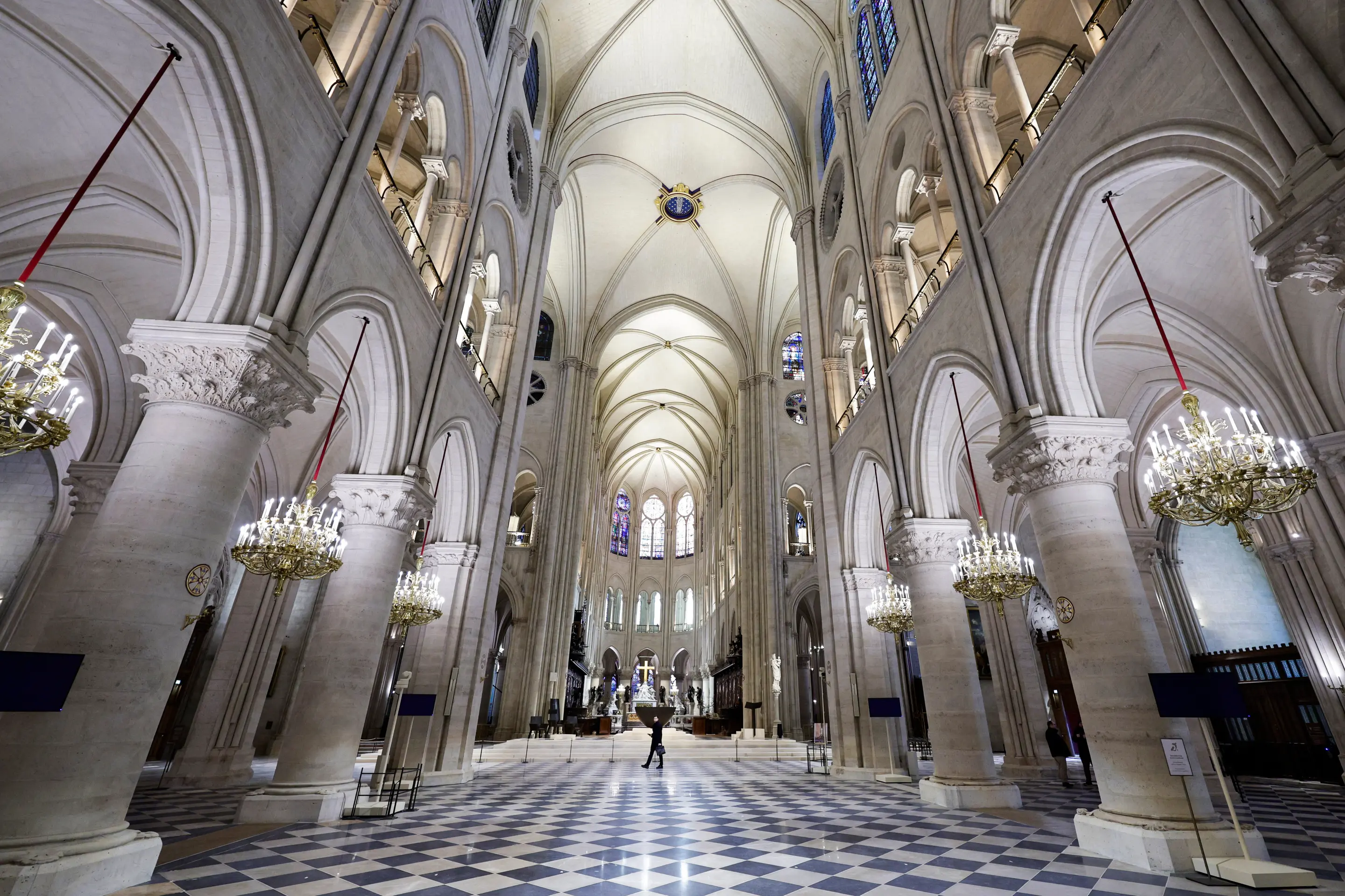 Interiér zrekonštruovanej parížskej katedrály Notre- Dame.